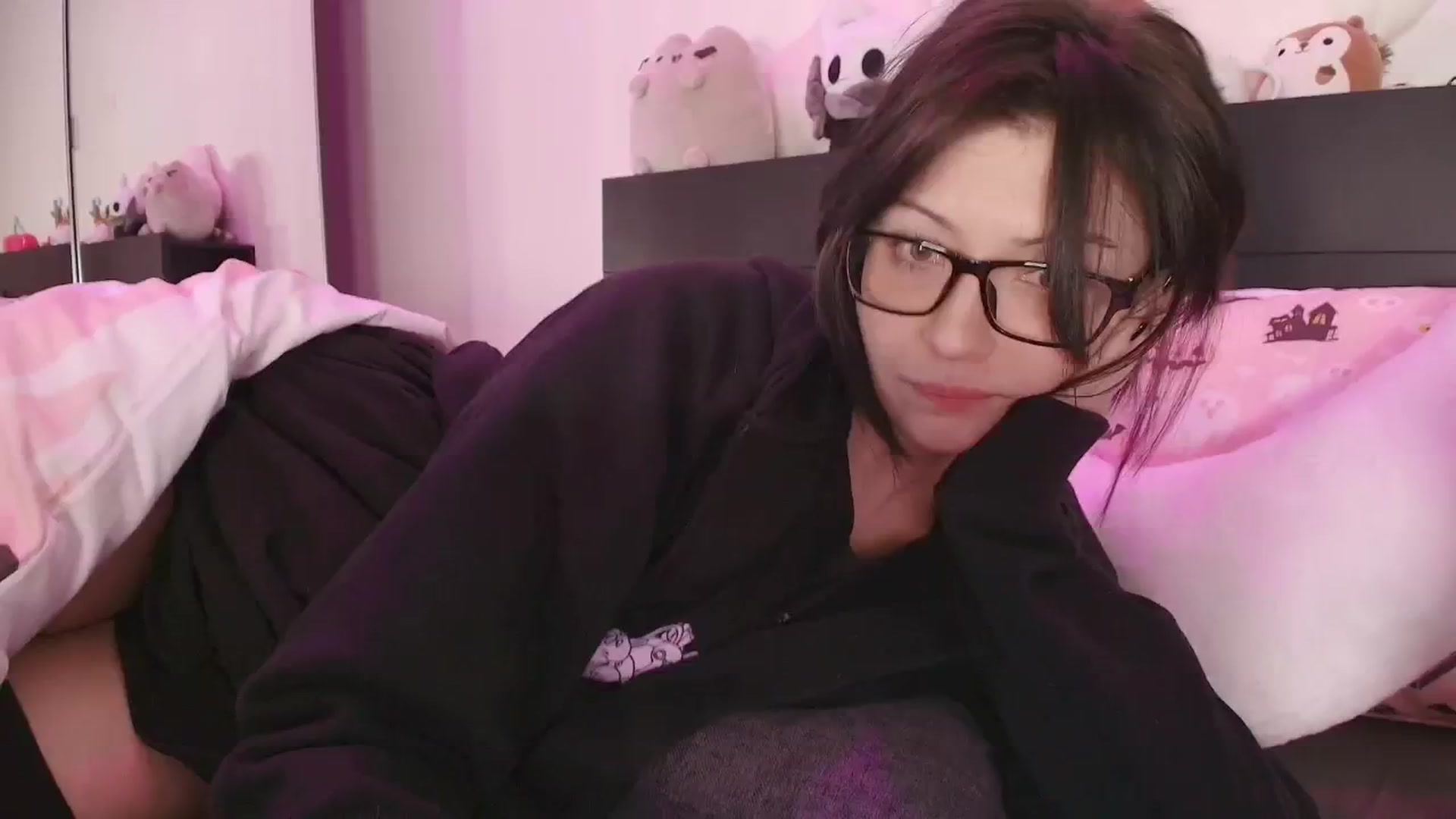 Gallery image thumbnail from RoomToAvoid's myfreecams stream on, 09/23/2025, 01:10 image 2 of 20