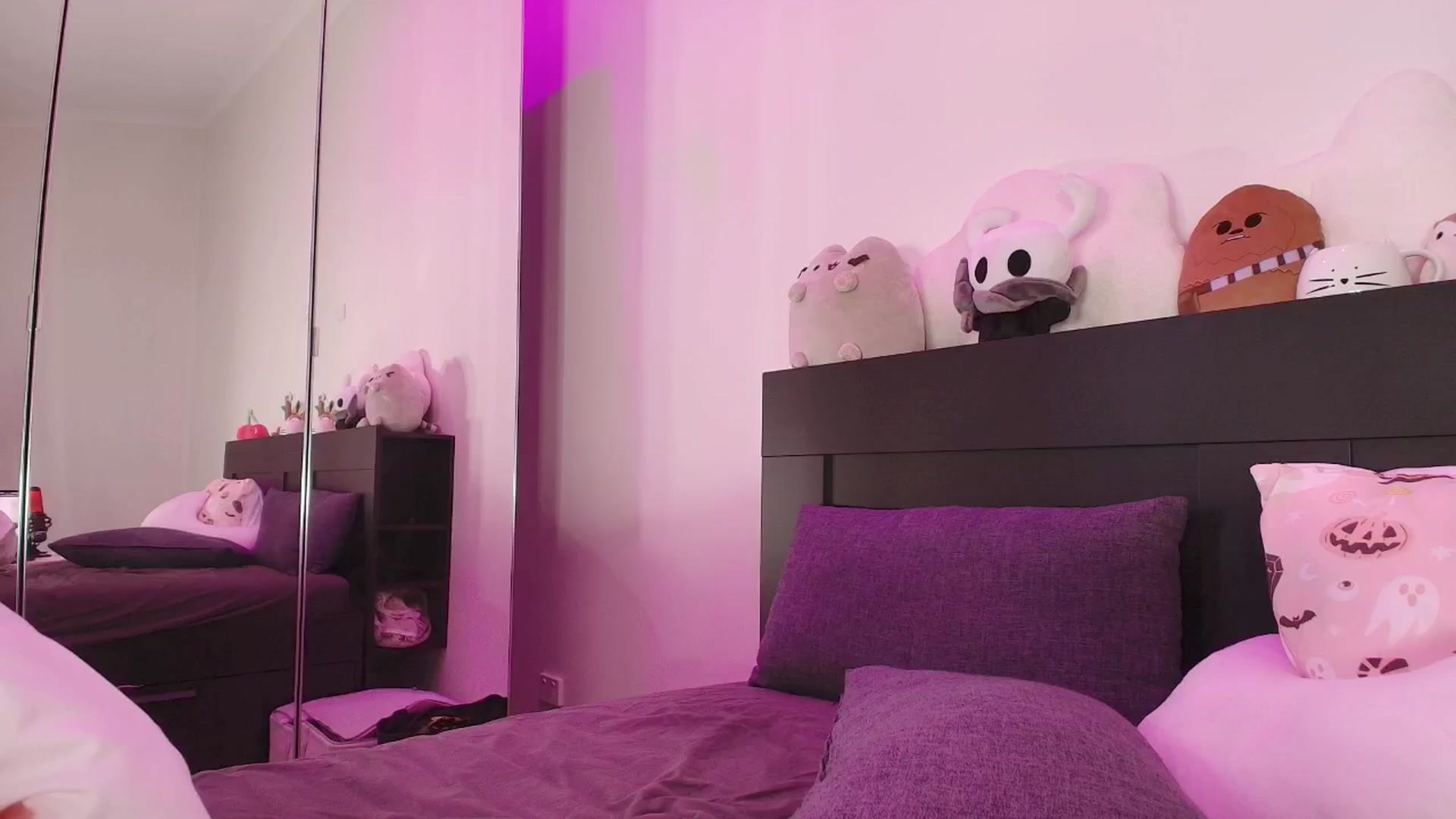 Gallery image thumbnail from RoomToAvoid's myfreecams stream on, 09/23/2025, 01:10 image 11 of 20
