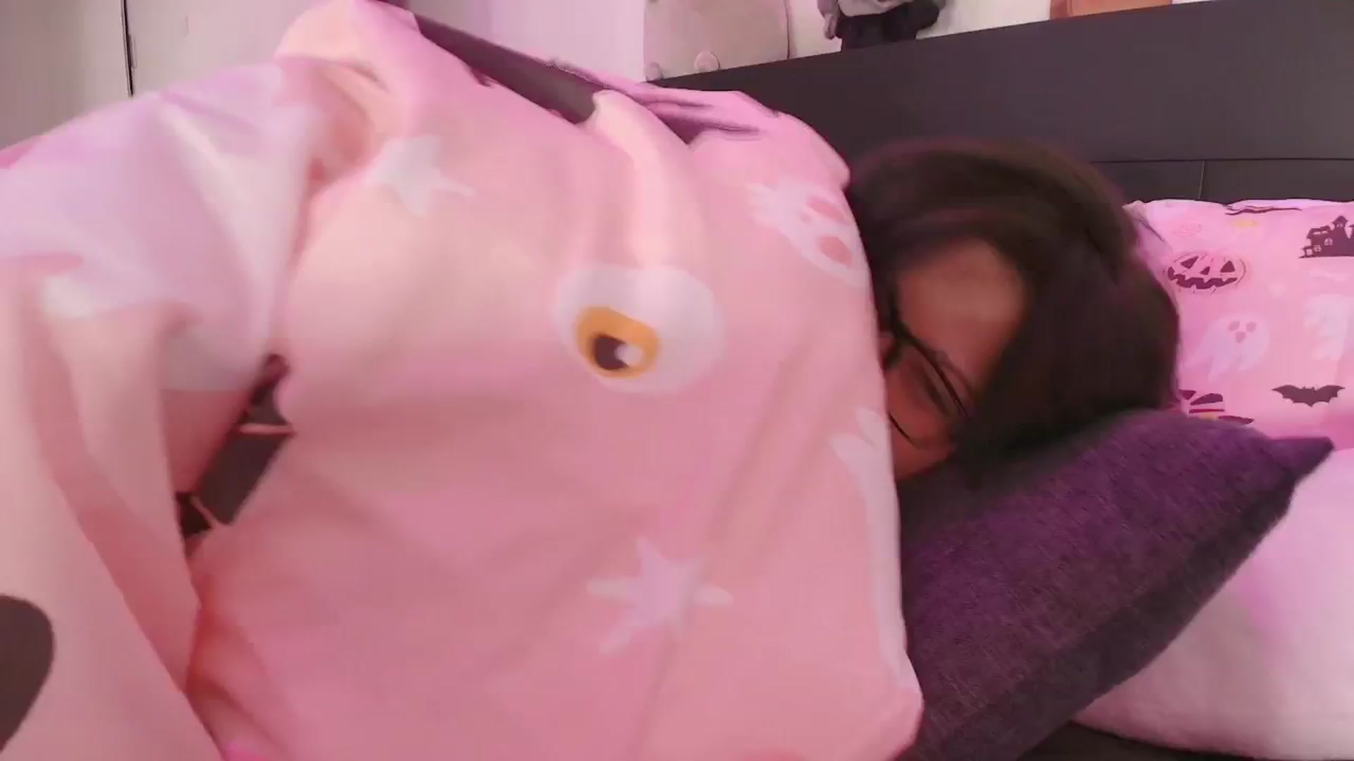 Gallery image thumbnail from RoomToAvoid's myfreecams stream on, 09/23/2025, 01:10 image 13 of 20