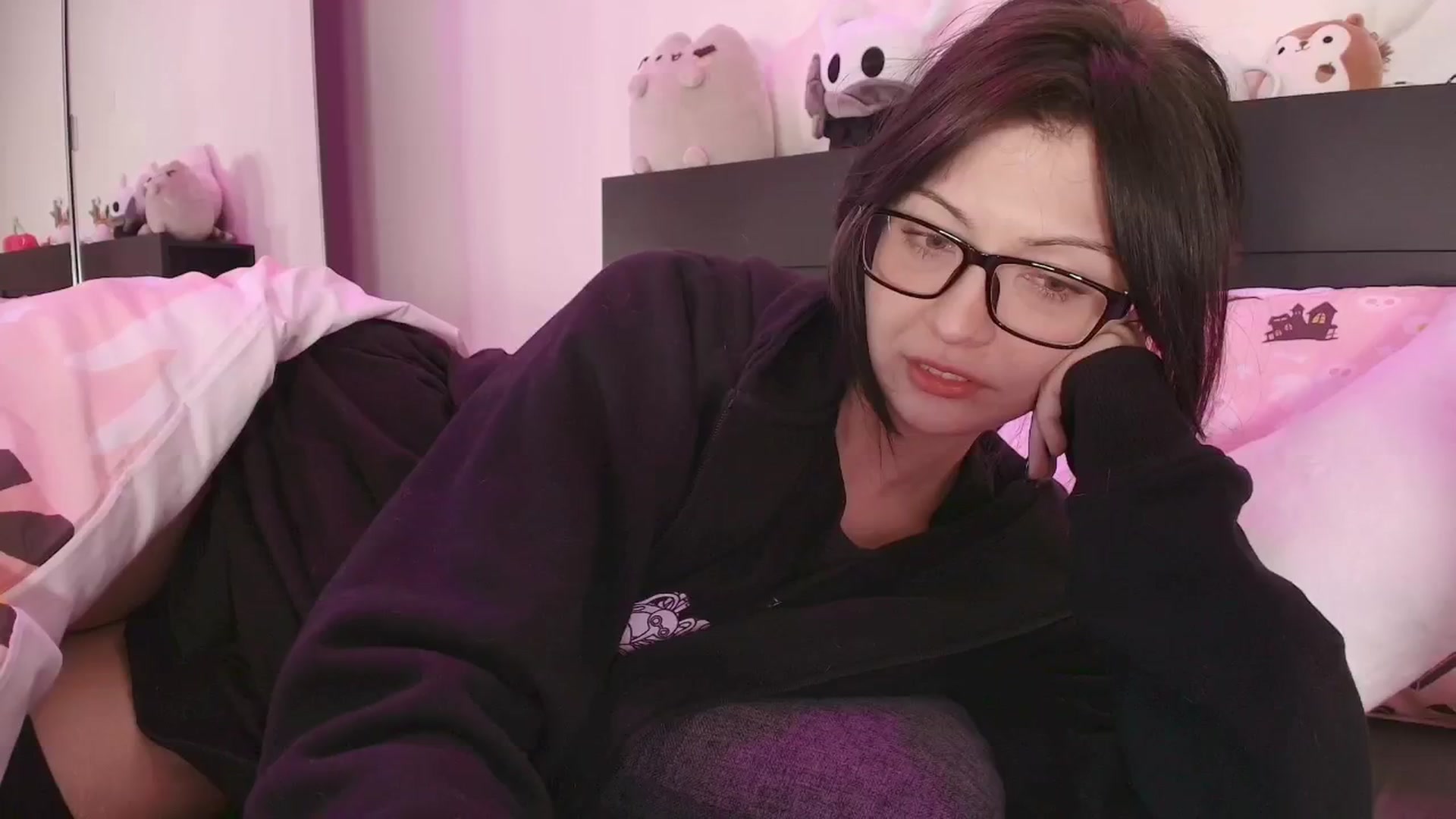 Gallery image thumbnail from RoomToAvoid's myfreecams stream on, 09/23/2025, 01:10 image 3 of 20