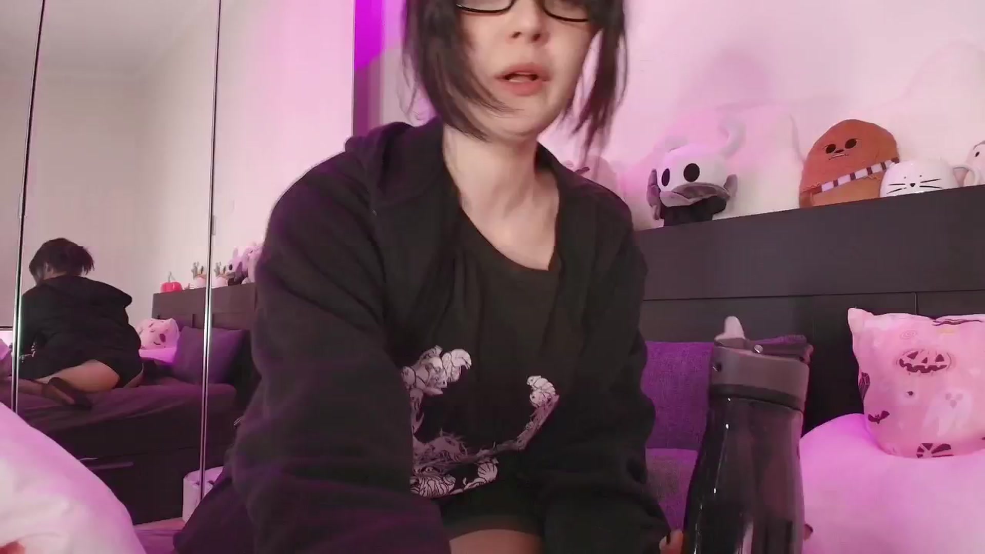 Gallery image thumbnail from RoomToAvoid's myfreecams stream on, 09/23/2025, 01:10 image 8 of 20