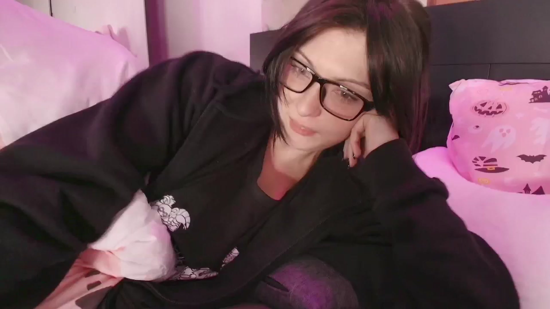 Gallery image thumbnail from RoomToAvoid's myfreecams stream on, 09/23/2025, 01:10 image 14 of 20