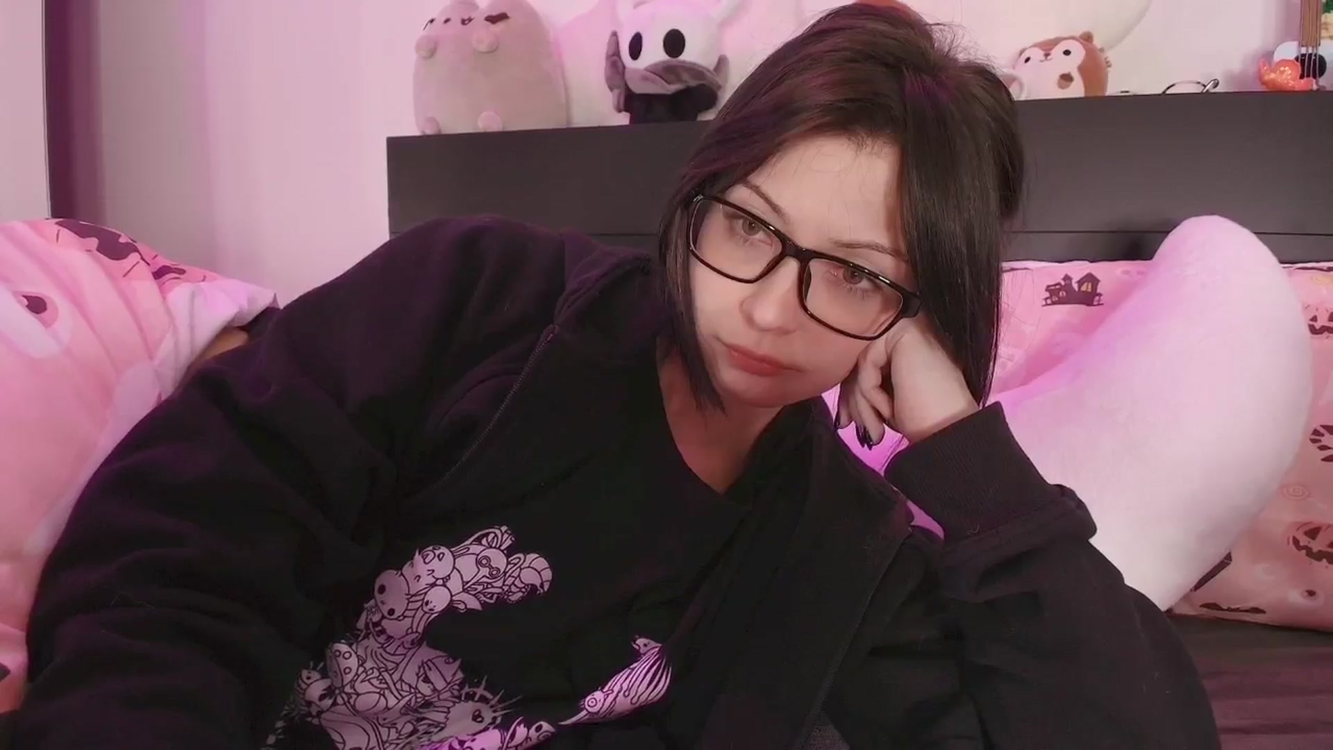 Gallery image thumbnail from RoomToAvoid's myfreecams stream on, 09/23/2025, 01:11 image 15 of 20