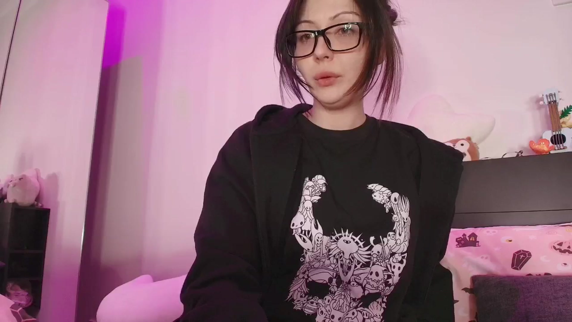 Gallery image thumbnail from RoomToAvoid's myfreecams stream on, 09/23/2025, 01:11 image 8 of 20