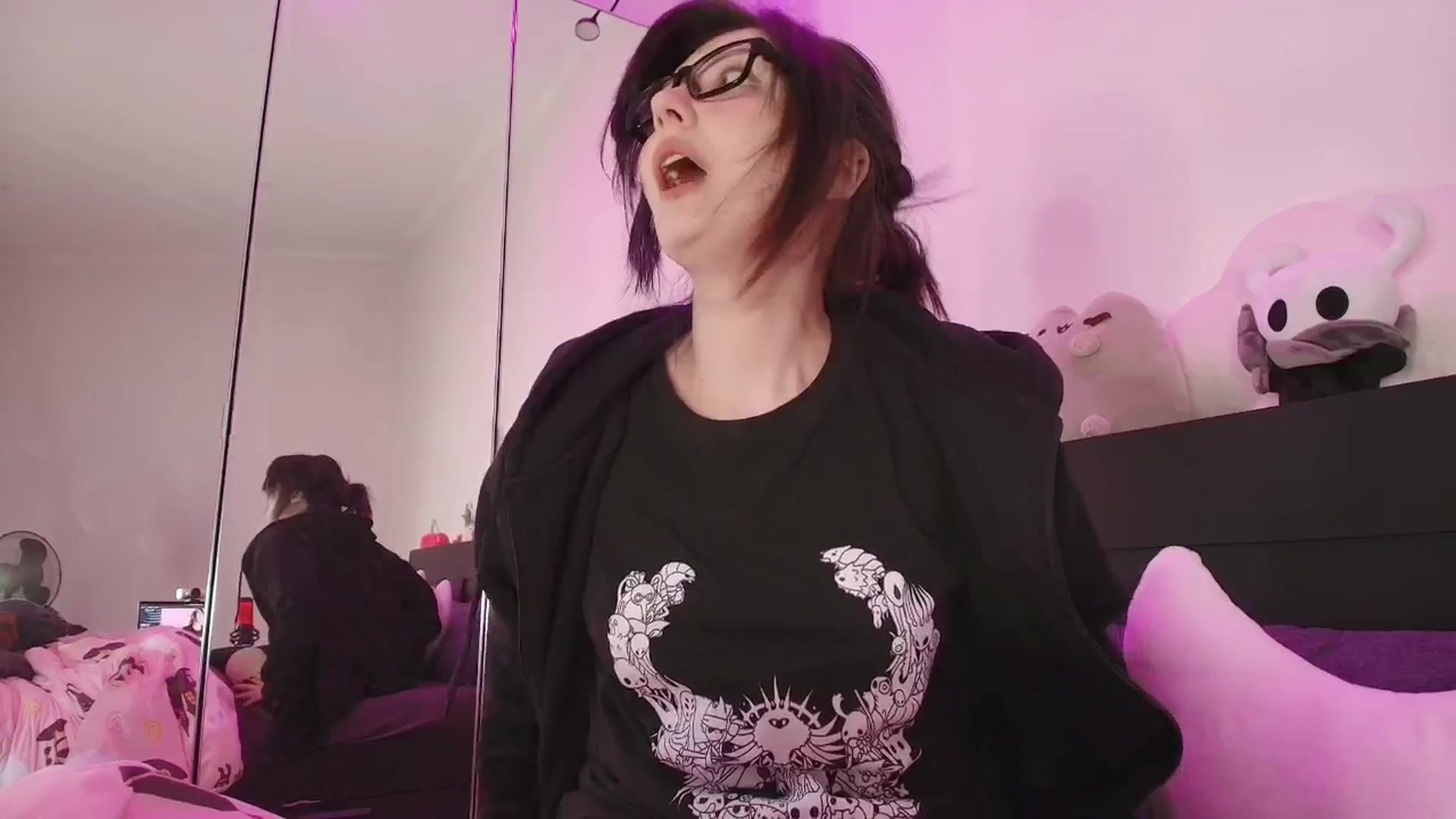 Gallery image thumbnail from RoomToAvoid's myfreecams stream on, 09/23/2025, 01:11 image 10 of 20