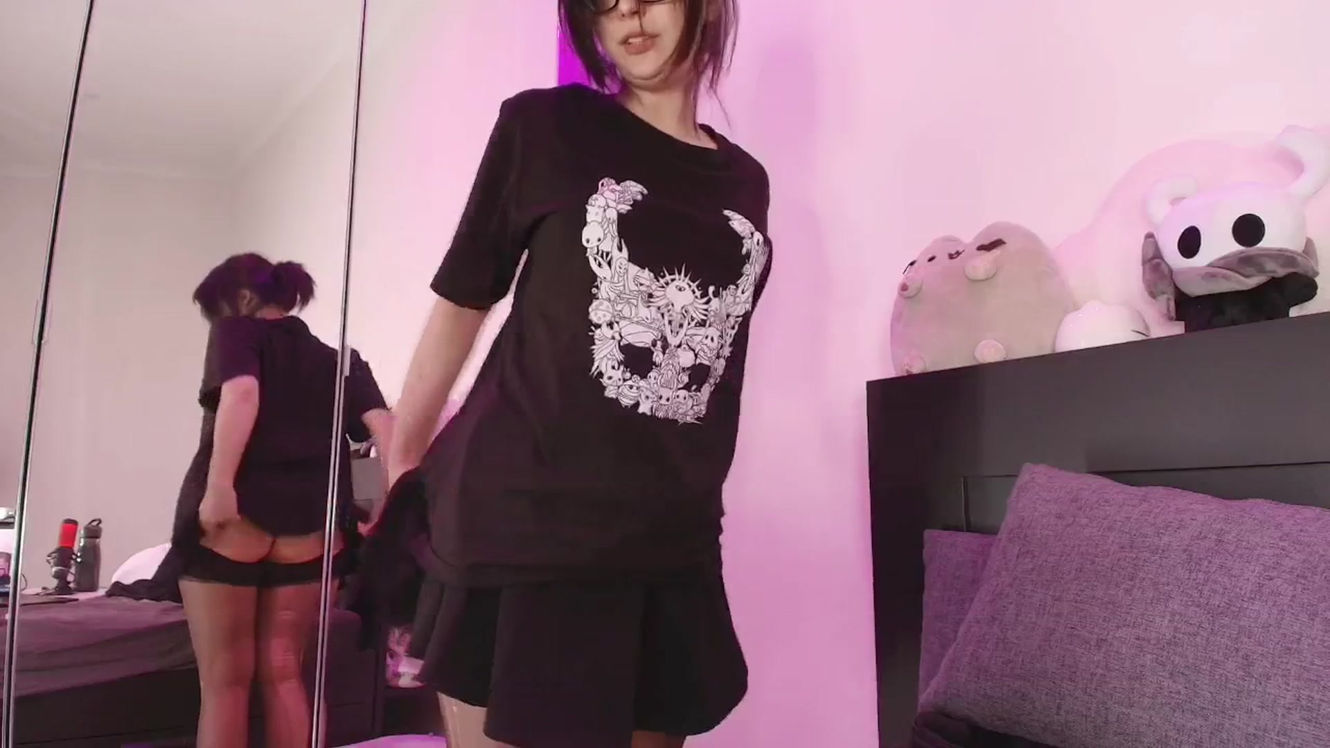 Gallery image thumbnail from RoomToAvoid's myfreecams stream on, 09/23/2025, 02:36 image 12 of 20