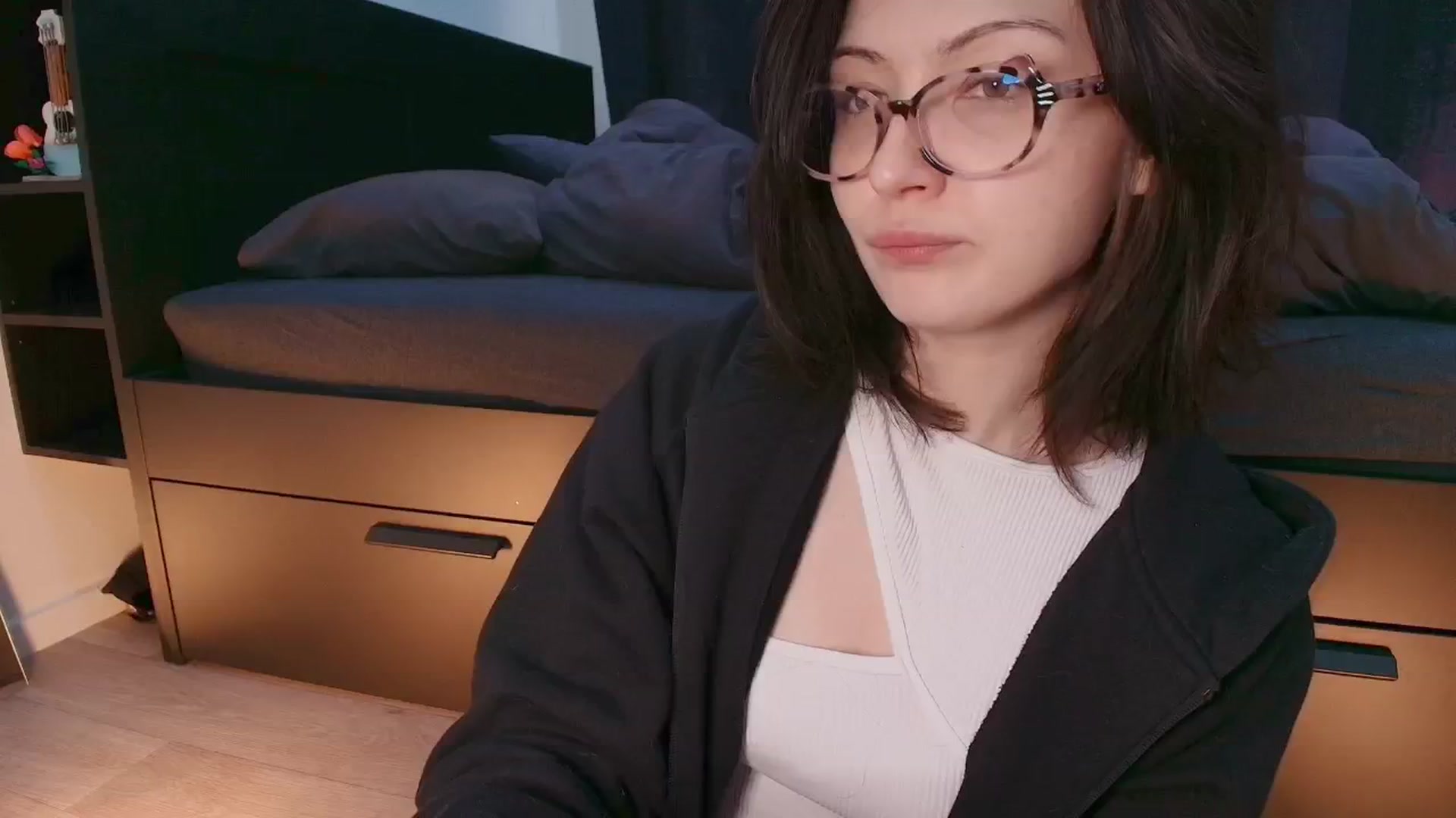 Gallery image thumbnail from RoomToAvoid's myfreecams stream on, 11/04/2025, 04:32 image 3 of 20