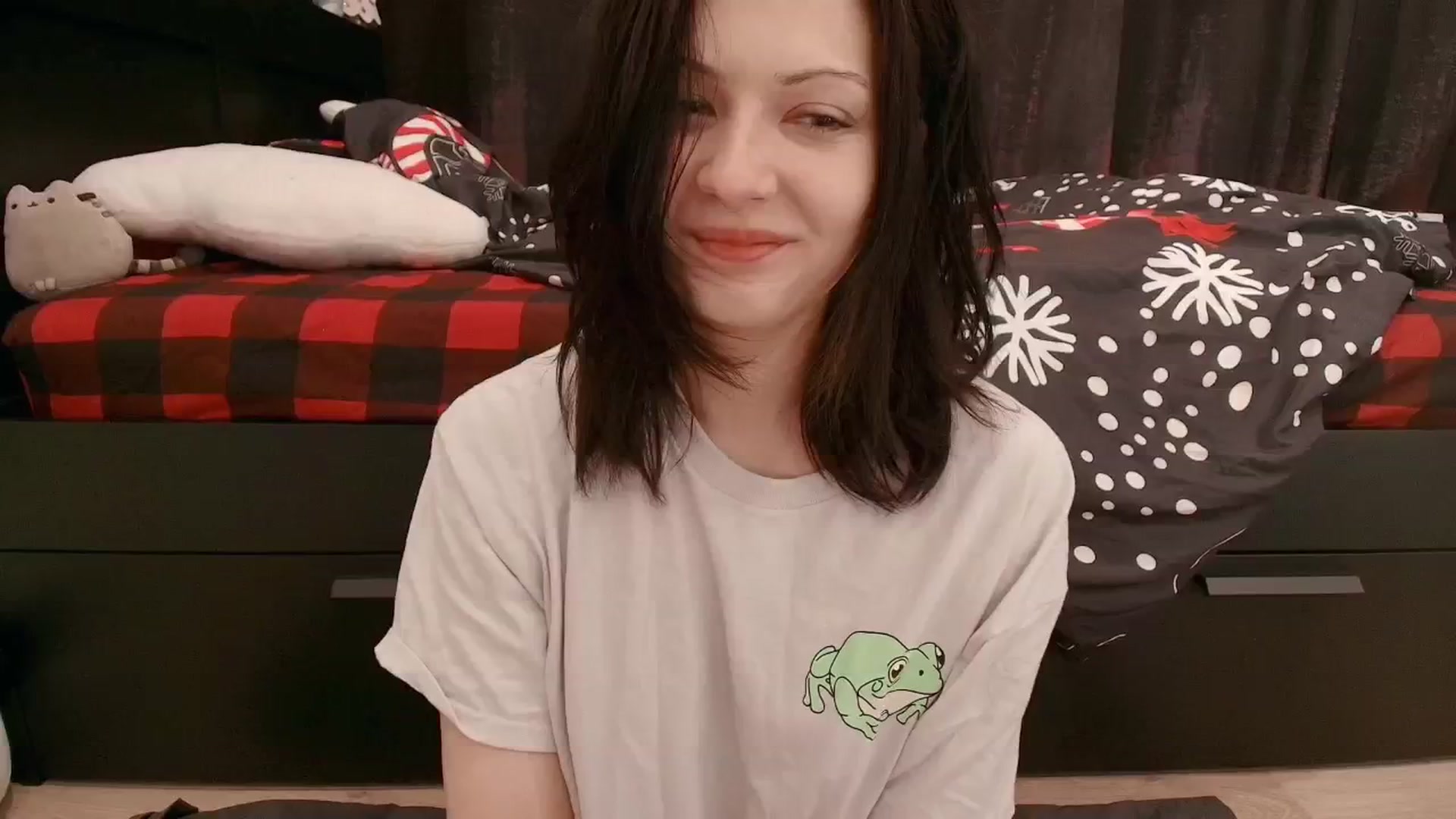 Gallery image thumbnail from RoomToAvoid's myfreecams stream on, 12/16/2025, 23:54 image 1 of 20