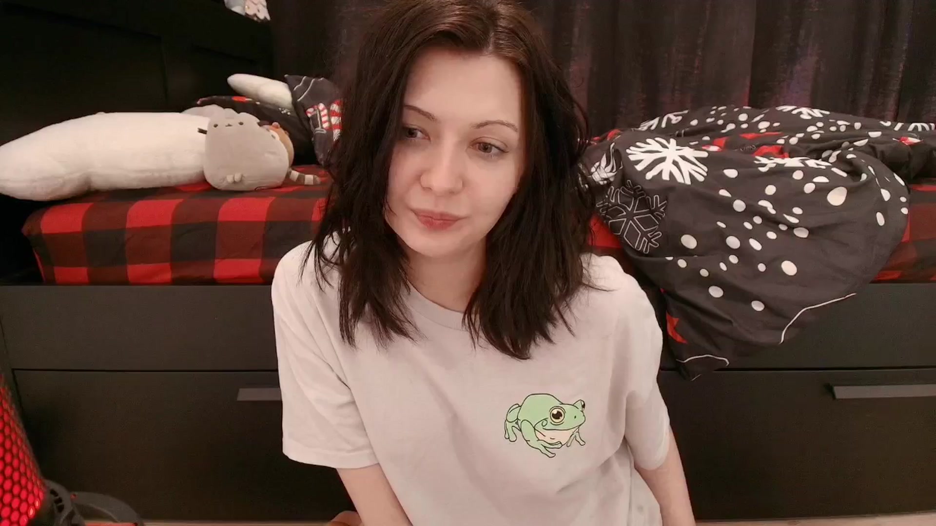 Gallery image thumbnail from RoomToAvoid's myfreecams stream on, 12/17/2025, 01:10 image 18 of 20