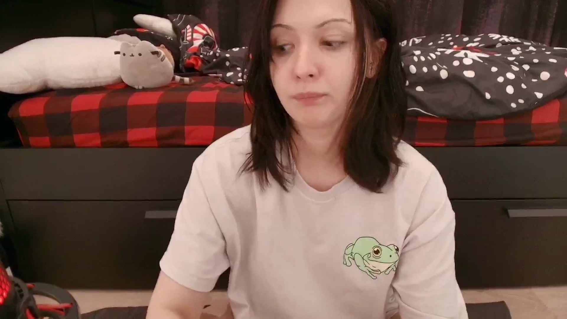 Gallery image thumbnail from RoomToAvoid's myfreecams stream on, 12/17/2025, 01:10 image 15 of 20