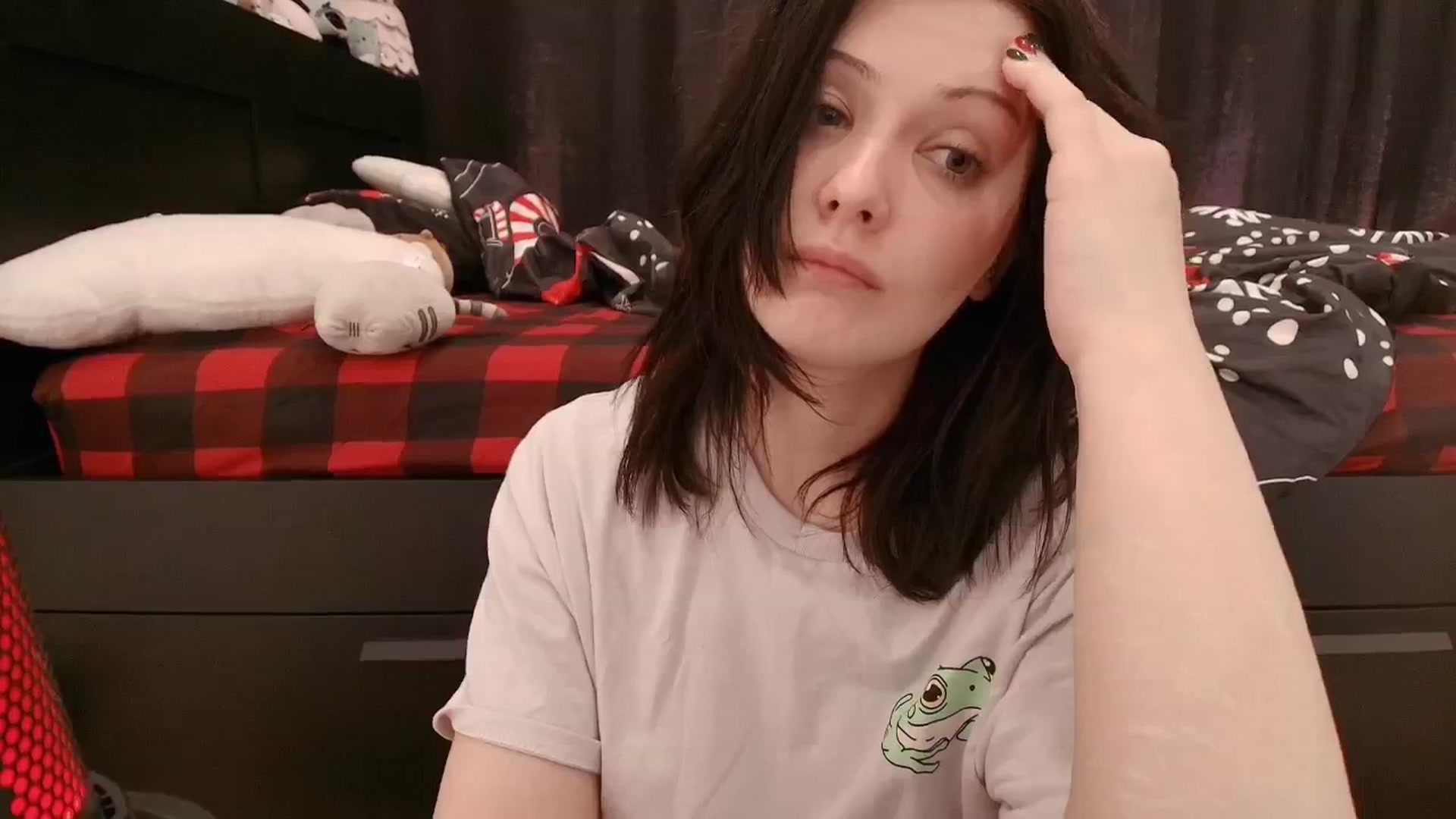 Gallery image thumbnail from RoomToAvoid's myfreecams stream on, 12/17/2025, 01:10 image 17 of 20