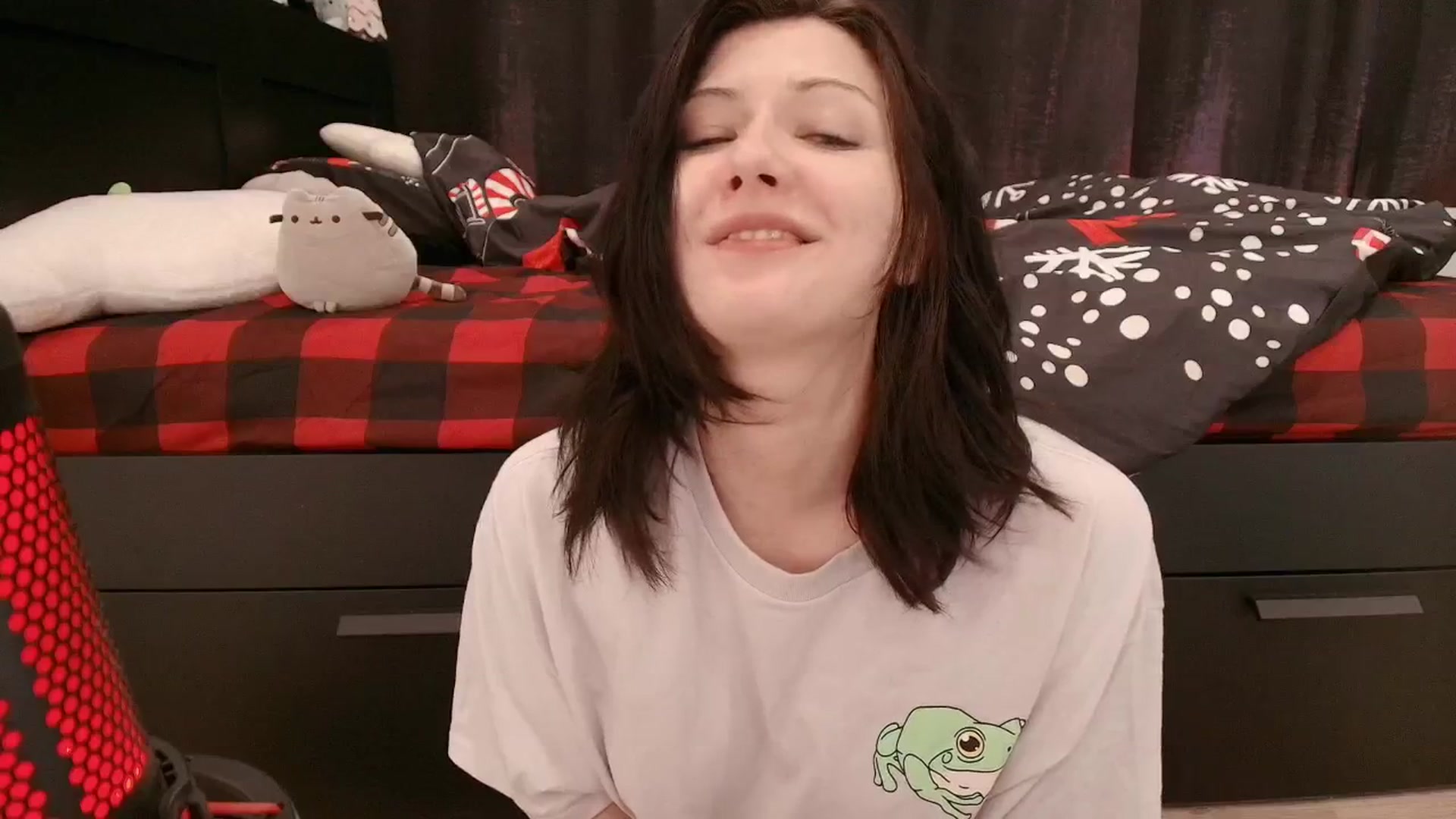 Gallery image thumbnail from RoomToAvoid's myfreecams stream on, 12/17/2025, 03:24 image 14 of 20