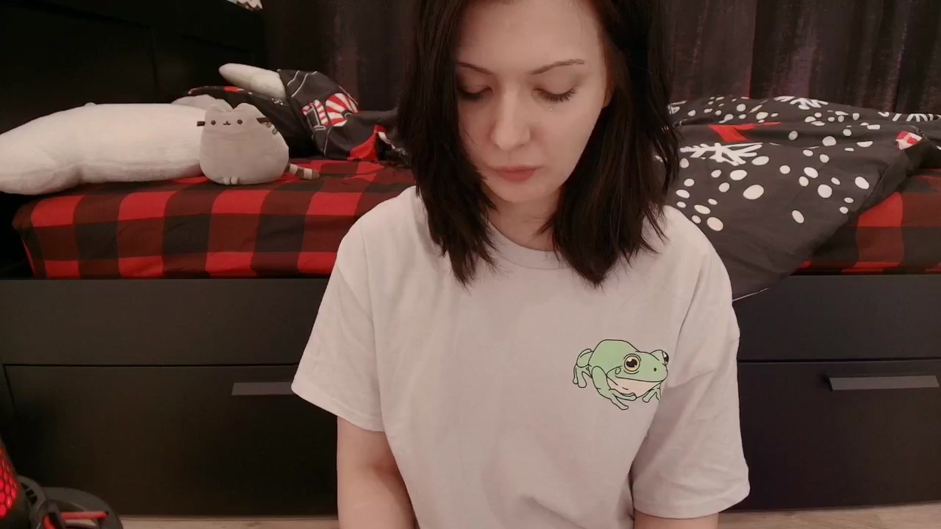 Gallery image thumbnail from RoomToAvoid's myfreecams stream on, 12/17/2025, 03:24 image 7 of 20