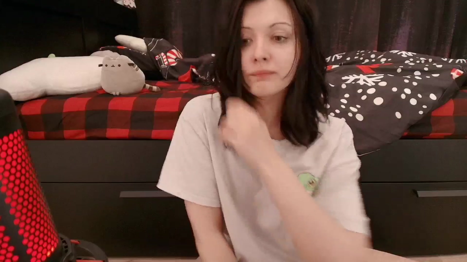 Gallery image thumbnail from RoomToAvoid's myfreecams stream on, 12/17/2025, 03:24 image 17 of 20