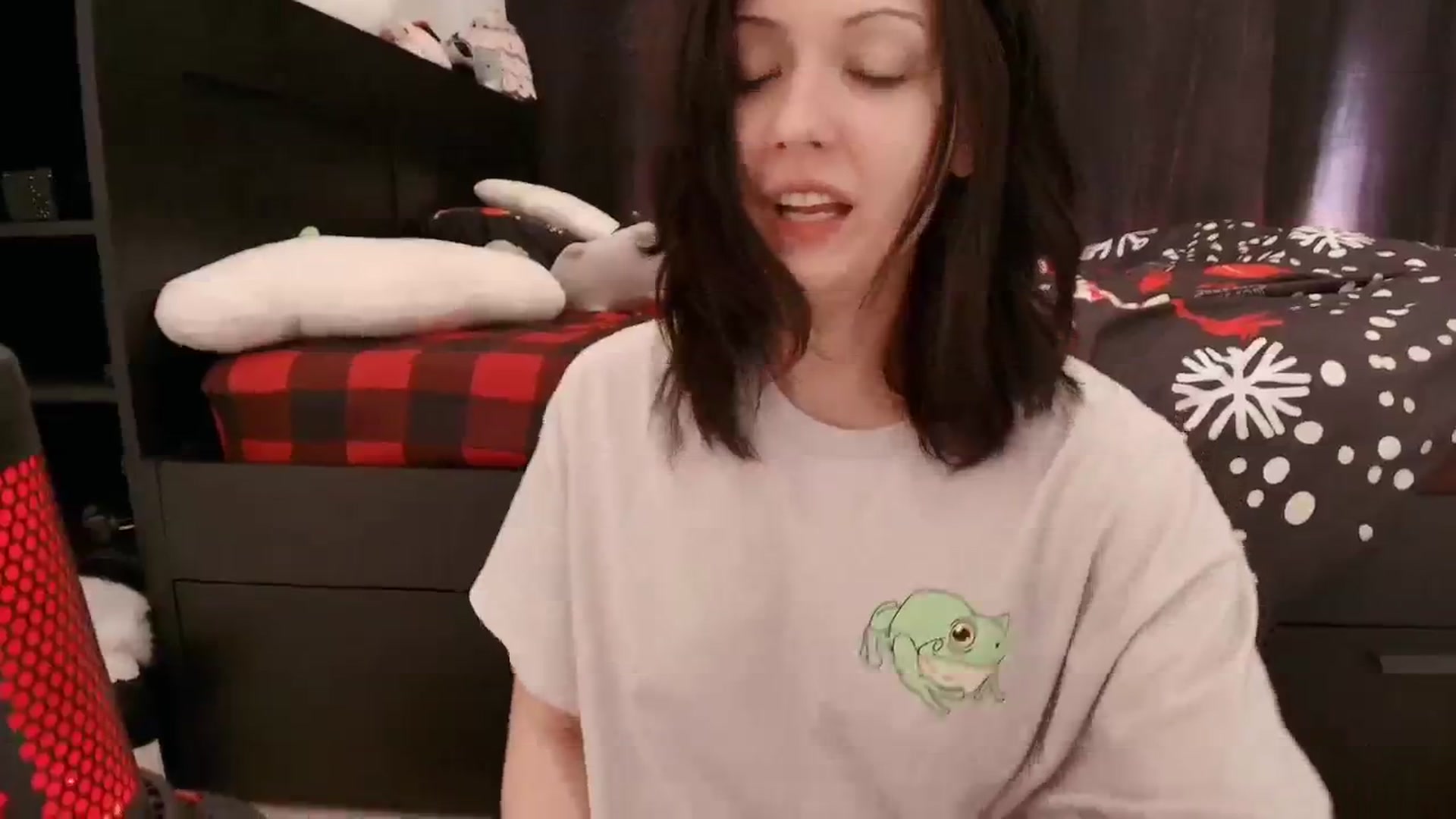 Gallery image thumbnail from RoomToAvoid's myfreecams stream on, 12/17/2025, 05:49 image 16 of 20