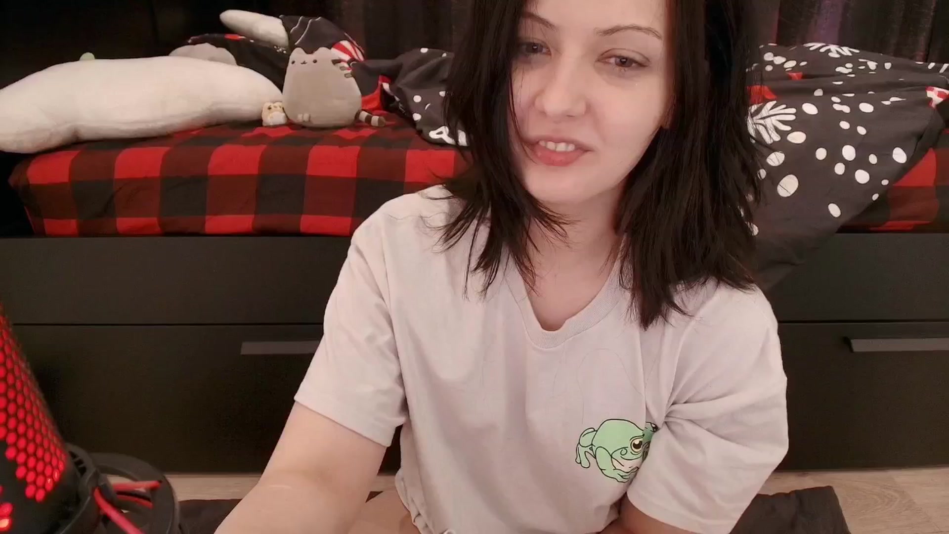 Gallery image thumbnail from RoomToAvoid's myfreecams stream on, 12/17/2025, 05:49 image 1 of 20