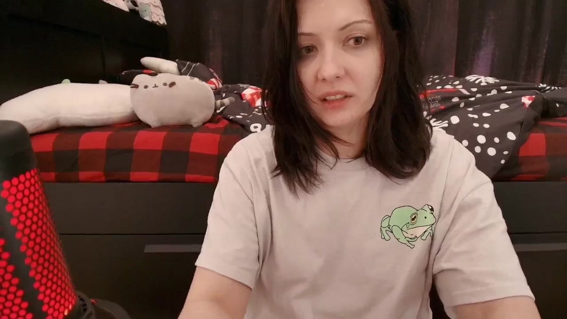 Gallery image thumbnail from RoomToAvoid's myfreecams stream on, 12/17/2025, 05:49 image 5 of 20