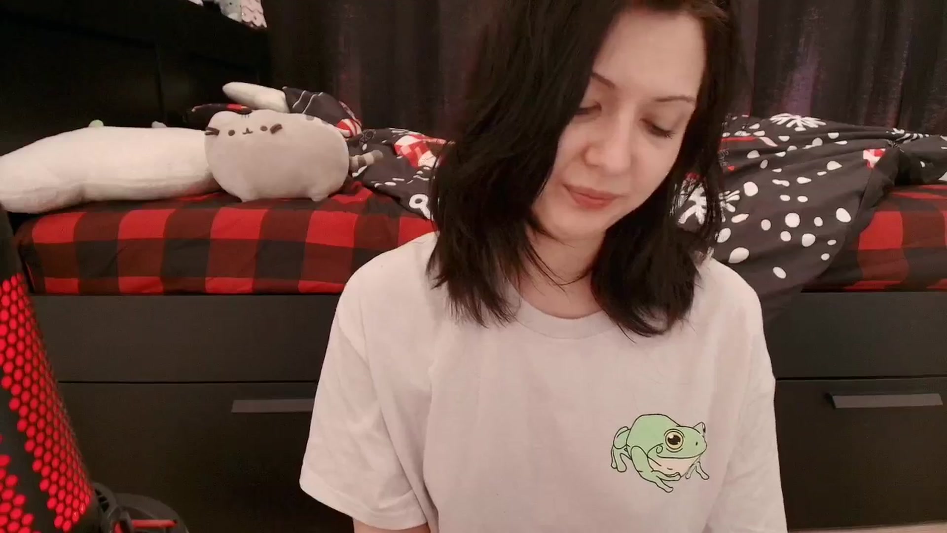 Gallery image thumbnail from RoomToAvoid's myfreecams stream on, 12/17/2025, 05:49 image 3 of 20