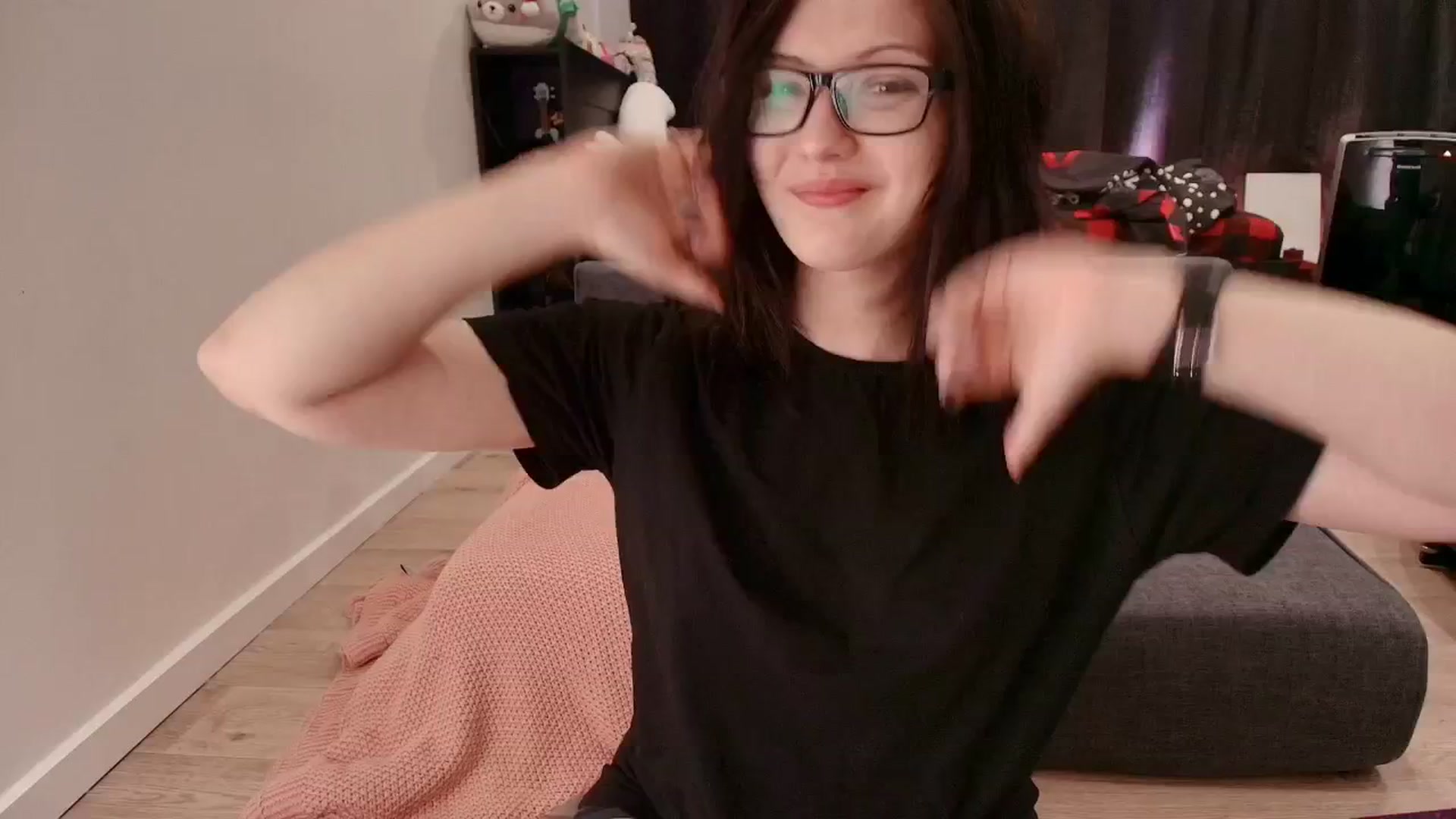 Gallery image thumbnail from RoomToAvoid's myfreecams stream on, 12/24/2025, 06:27 image 2 of 20