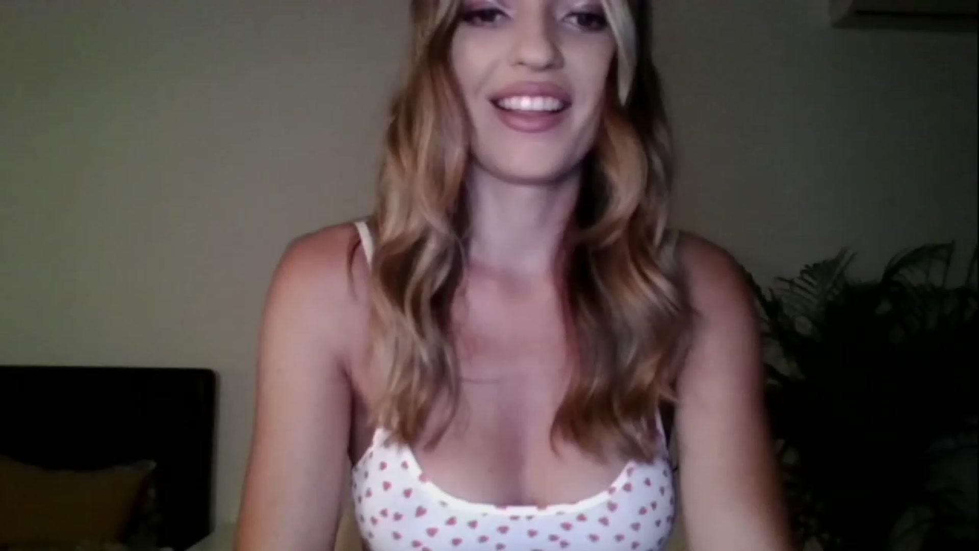 Gallery image thumbnail from RosaRose_'s myfreecams stream on, 08/18/2023, 21:59 image 4 of 20