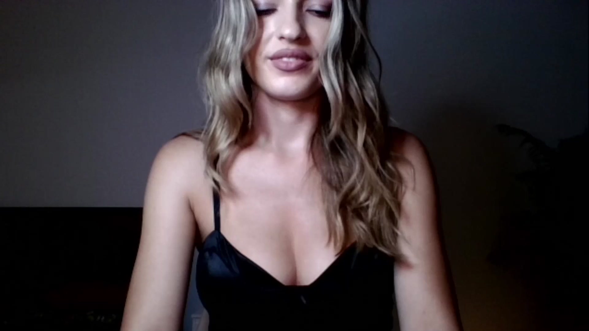 Gallery image thumbnail from RosaRose_'s myfreecams stream on, 09/03/2023, 22:03 image 15 of 20