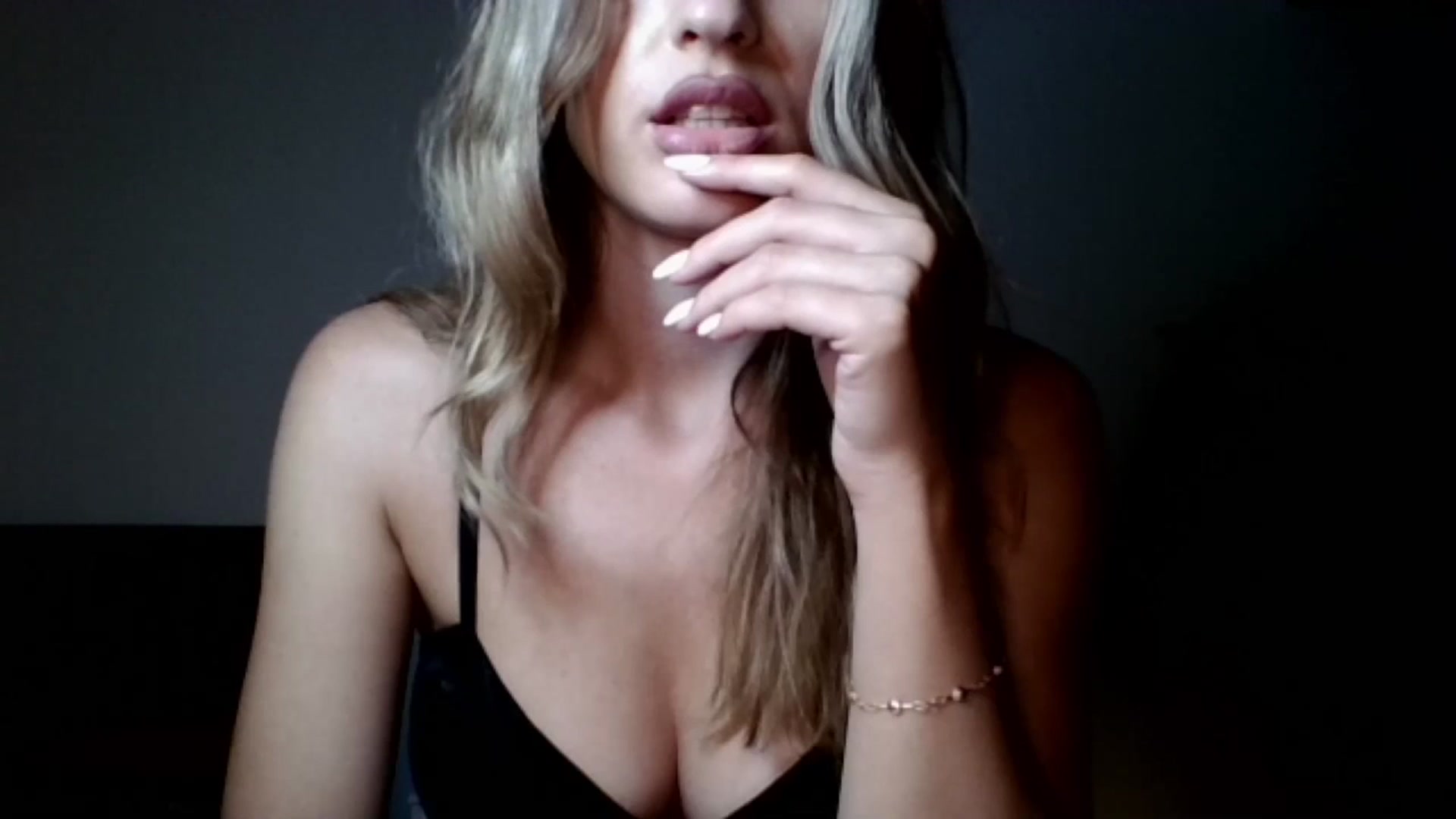 Gallery image thumbnail from RosaRose_'s myfreecams stream on, 09/03/2023, 22:03 image 10 of 20