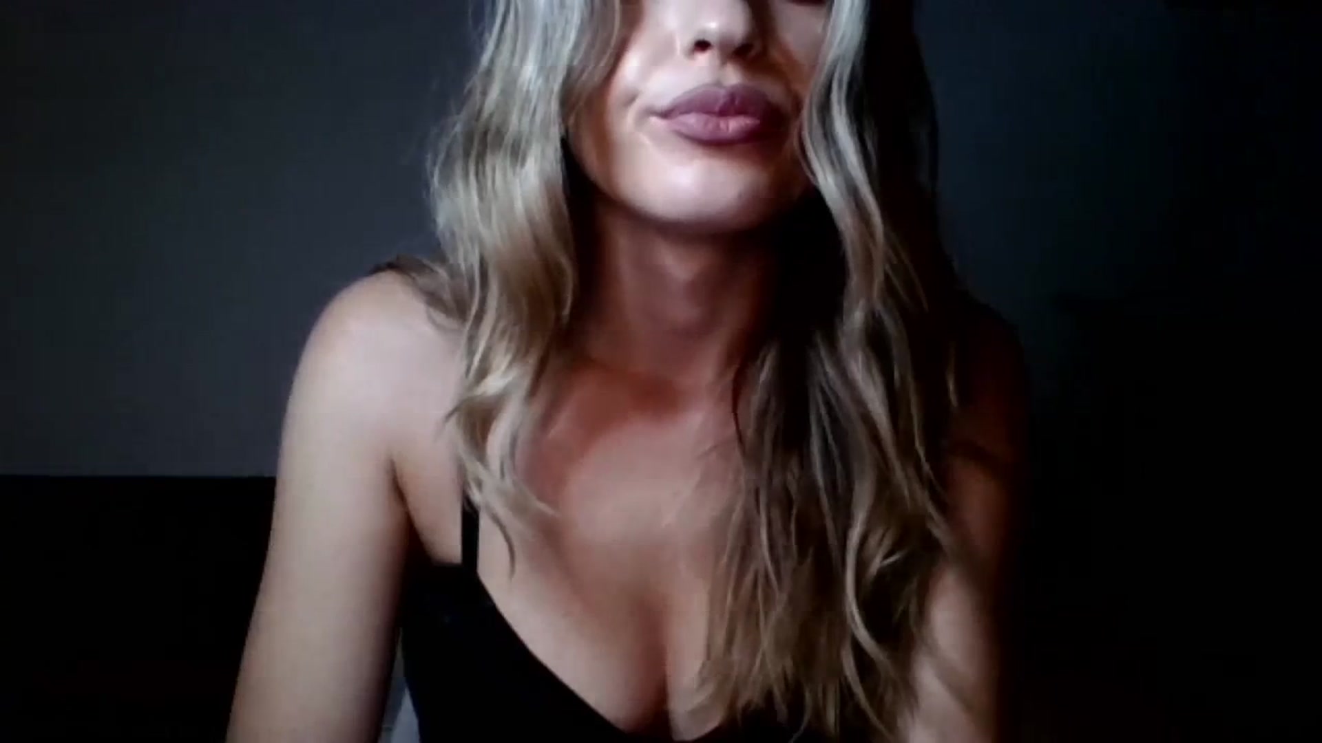 Gallery image thumbnail from RosaRose_'s myfreecams stream on, 09/03/2023, 22:03 image 11 of 20