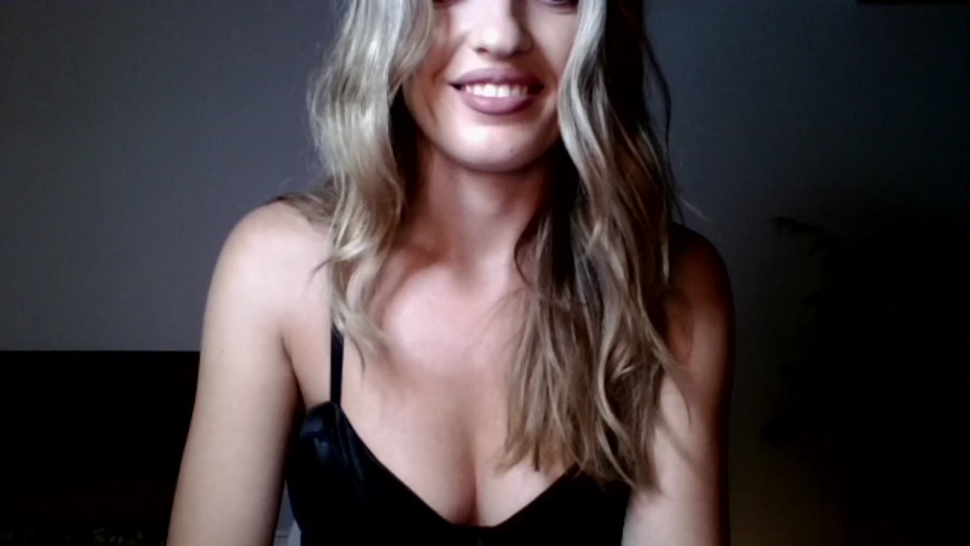 Gallery image thumbnail from RosaRose_'s myfreecams stream on, 09/03/2023, 22:03 image 9 of 20