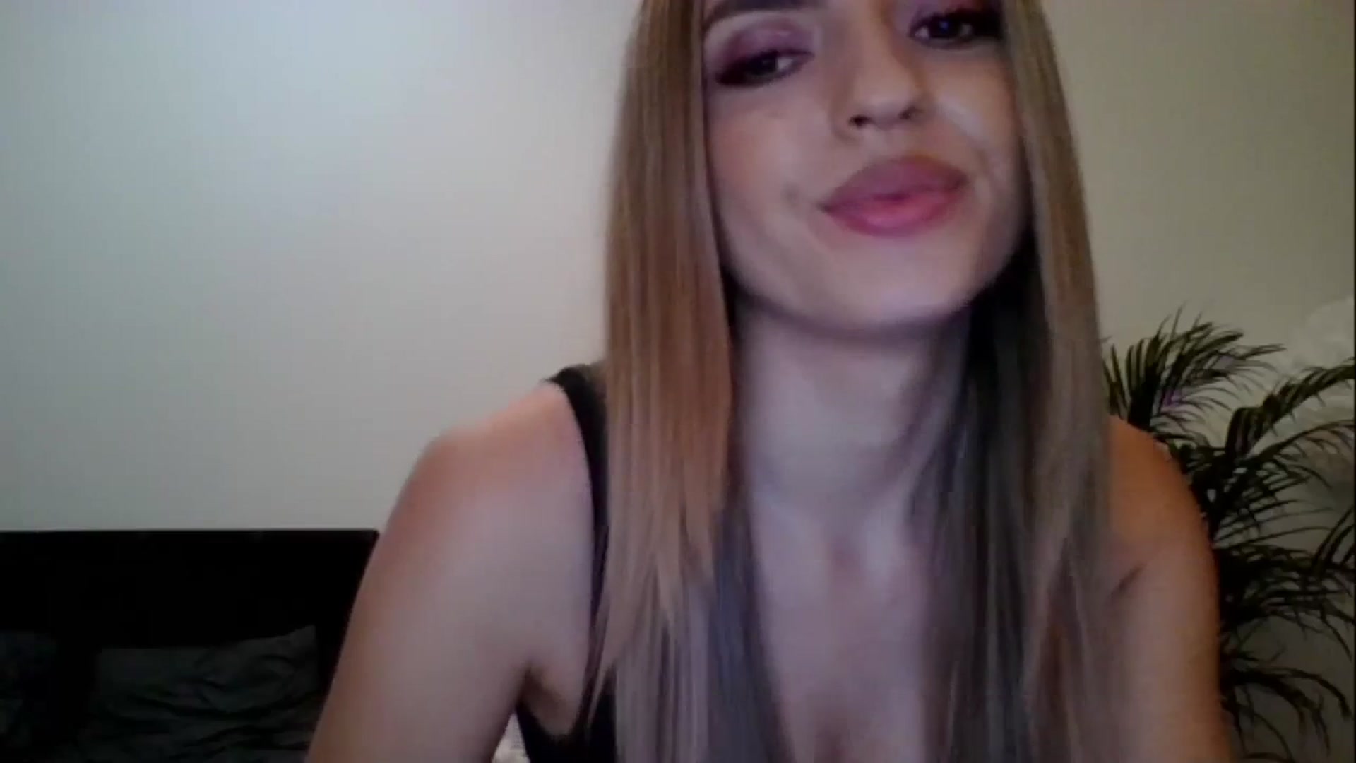Gallery image thumbnail from RosaRose_'s myfreecams stream on, 10/29/2023, 19:44 image 5 of 20