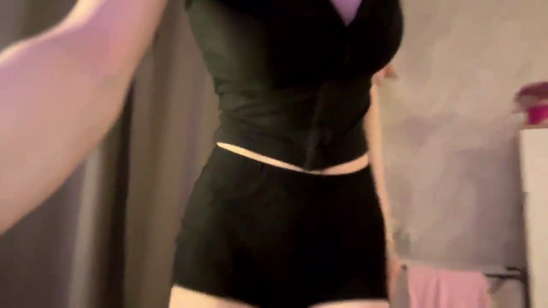 Gallery image thumbnail from Rosalielue's myfreecams stream on, 05/05/2026, 18:58 image 9 of 20