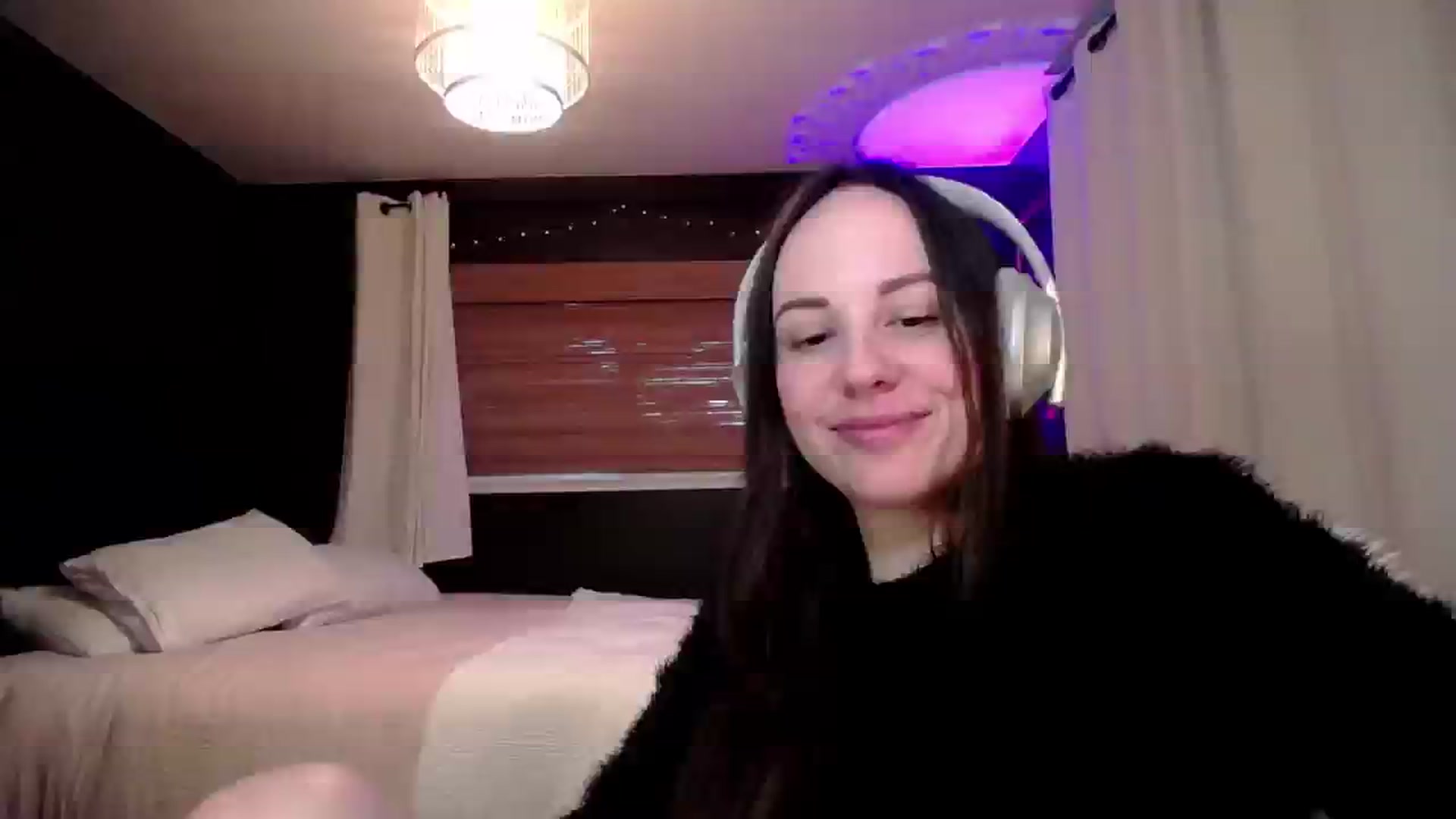 Gallery image thumbnail from RosalindBlue's myfreecams stream on, 04/21/2025, 03:12 image 18 of 20