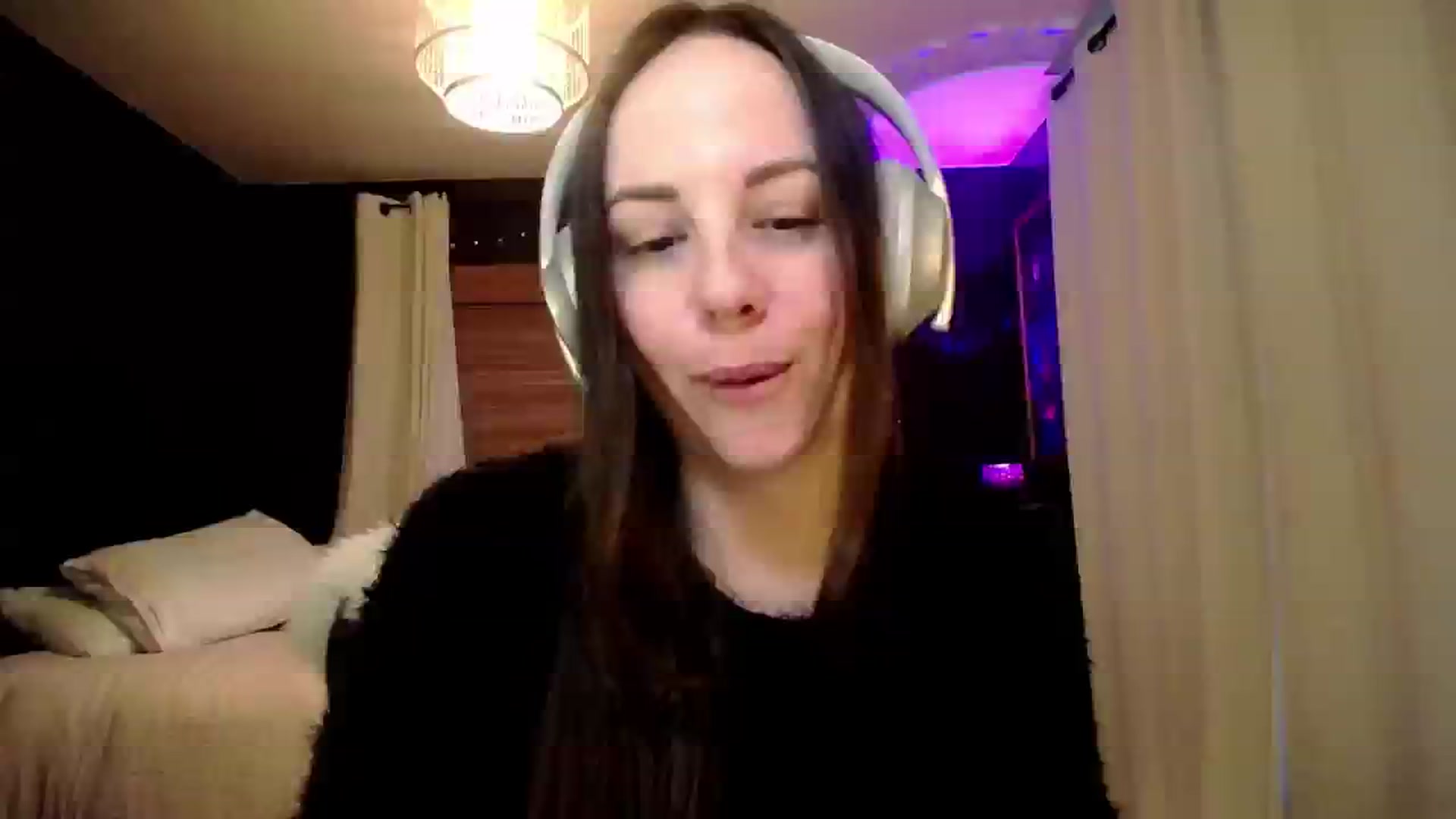 Gallery image thumbnail from RosalindBlue's myfreecams stream on, 04/21/2025, 03:12 image 17 of 20