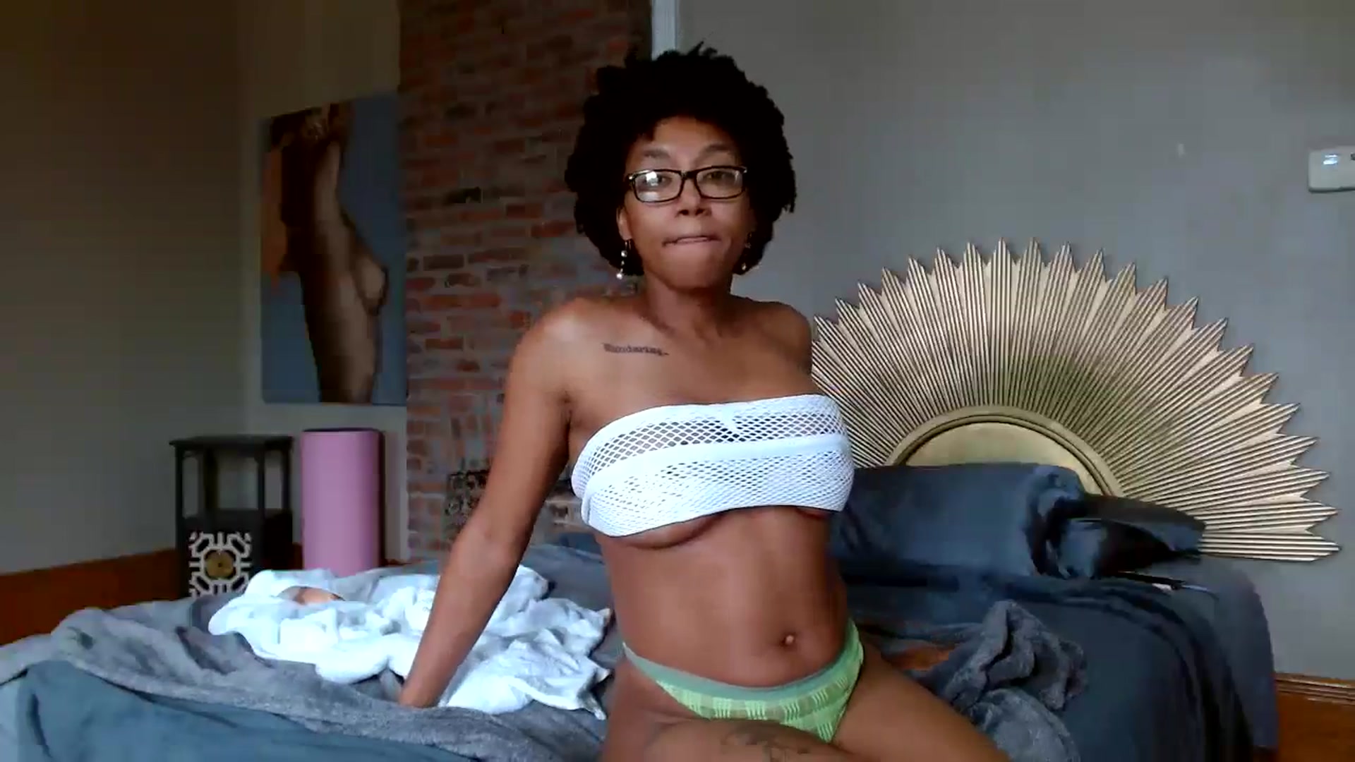 Gallery image thumbnail from Rosaline_'s myfreecams stream on, 06/13/2024, 17:22 image 14 of 20