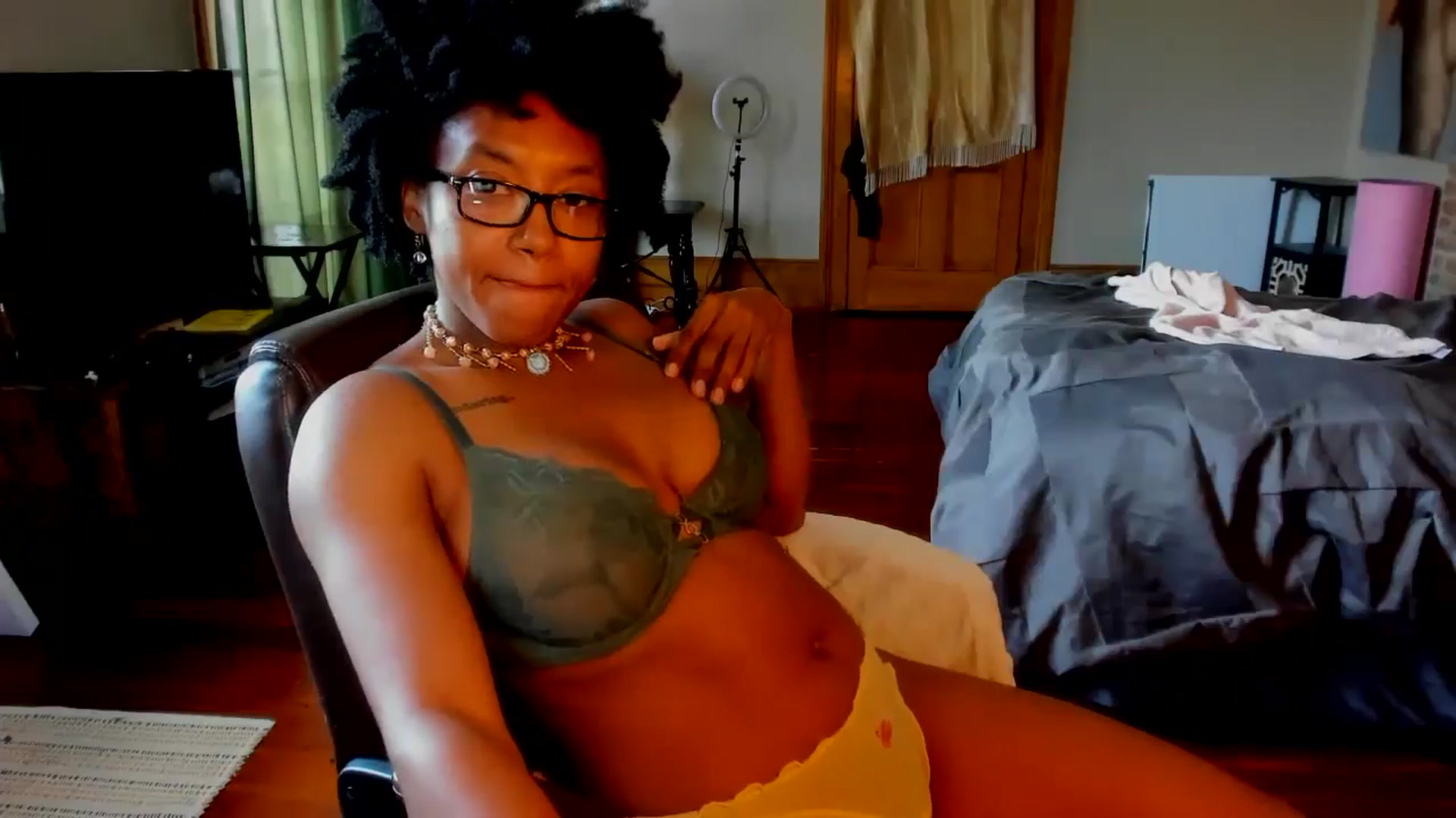 Gallery image thumbnail from Rosaline_'s myfreecams stream on, 06/14/2024, 17:11 image 16 of 20