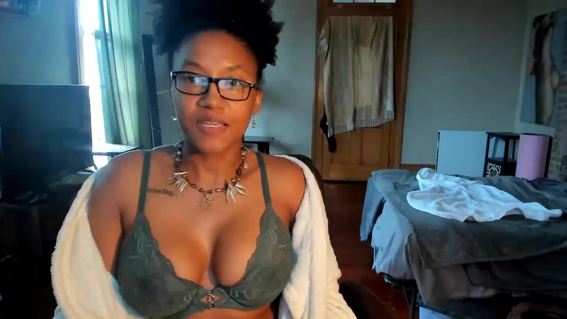 Gallery image thumbnail from Rosaline_'s myfreecams stream on, 06/18/2024, 19:28 image 15 of 20