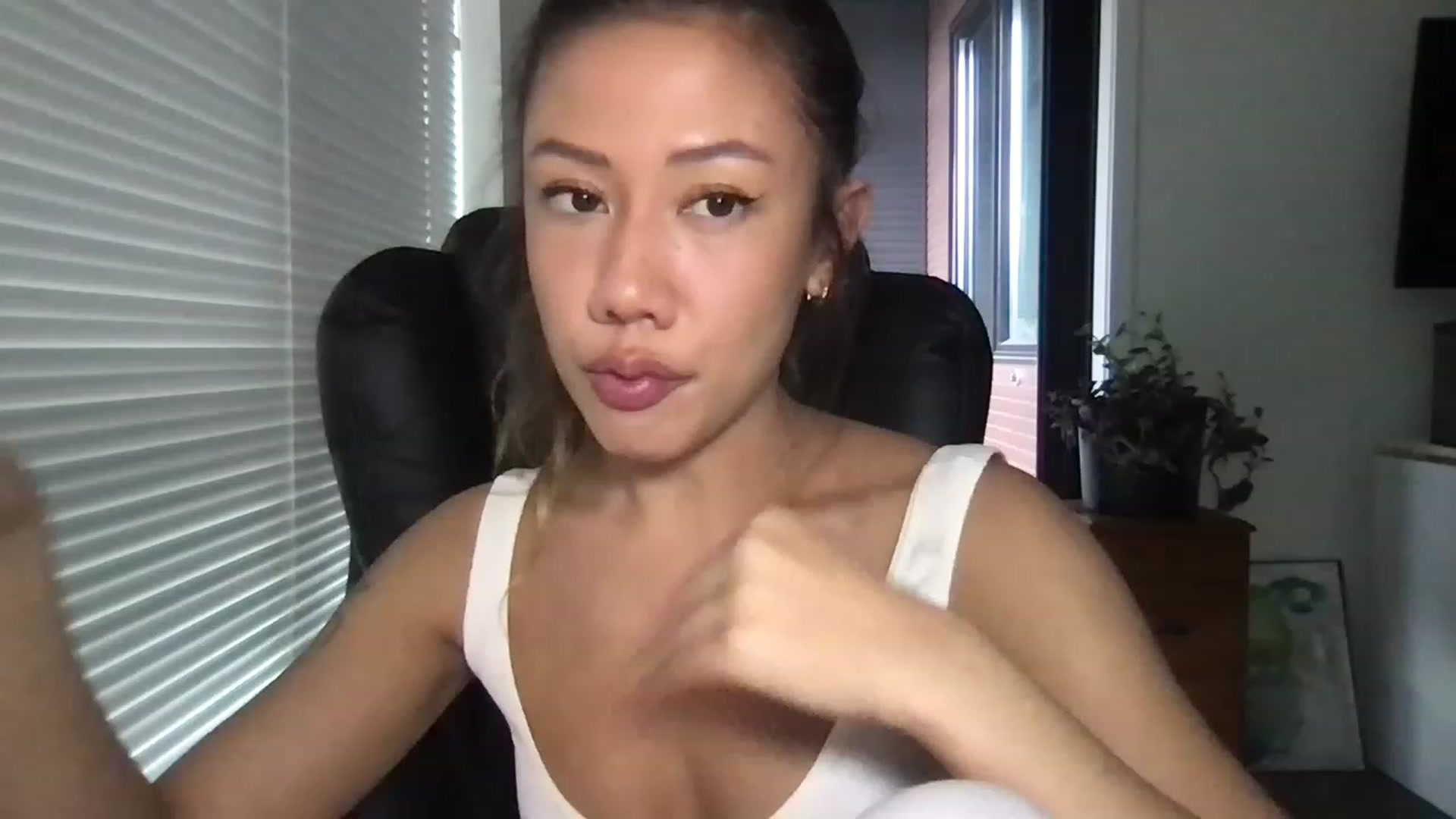 Gallery image thumbnail from RoseDewitt69's myfreecams stream on, 03/08/2023, 24:07 image 7 of 20