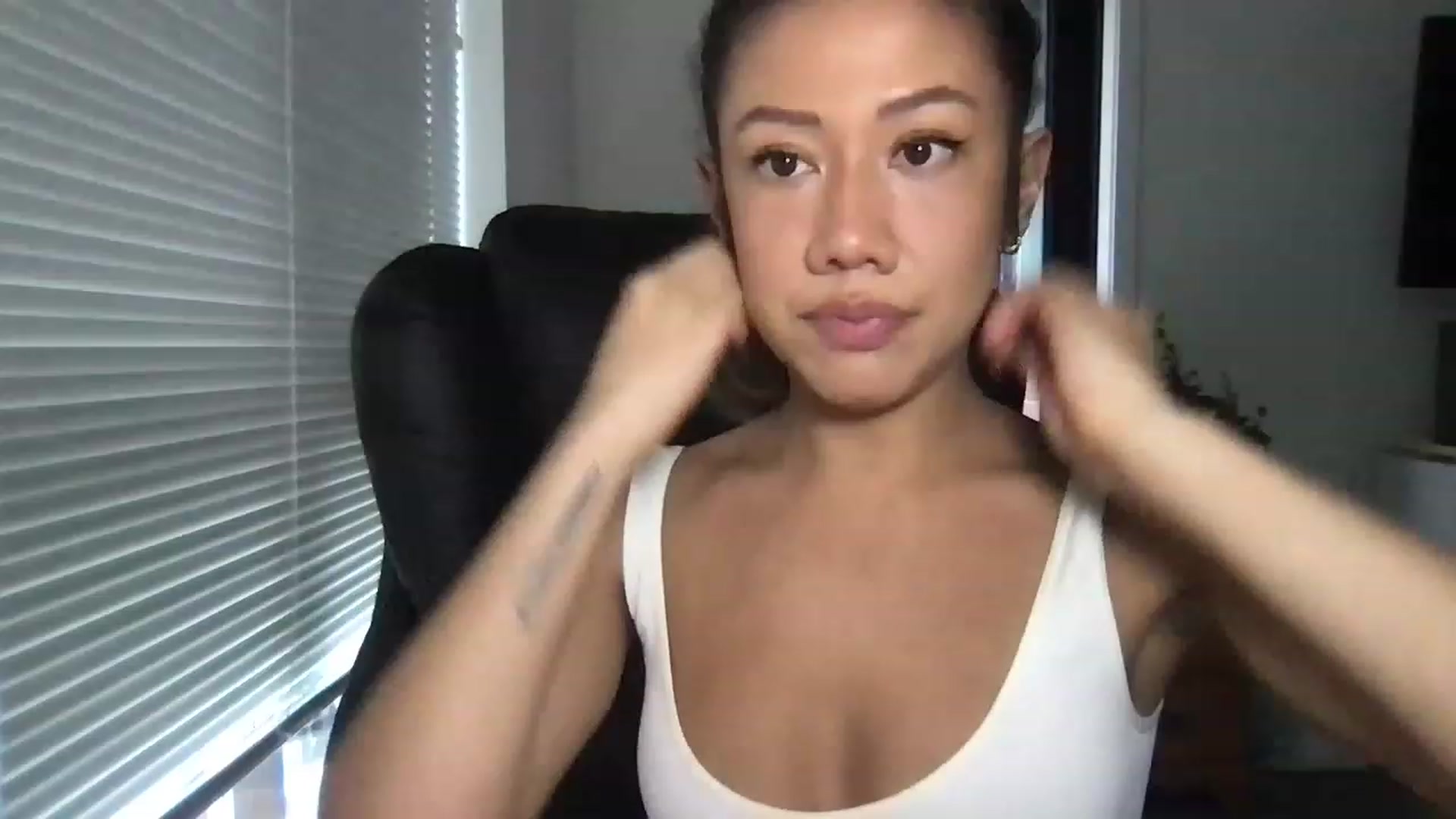 Gallery image thumbnail from RoseDewitt69's myfreecams stream on, 03/08/2023, 24:07 image 13 of 20