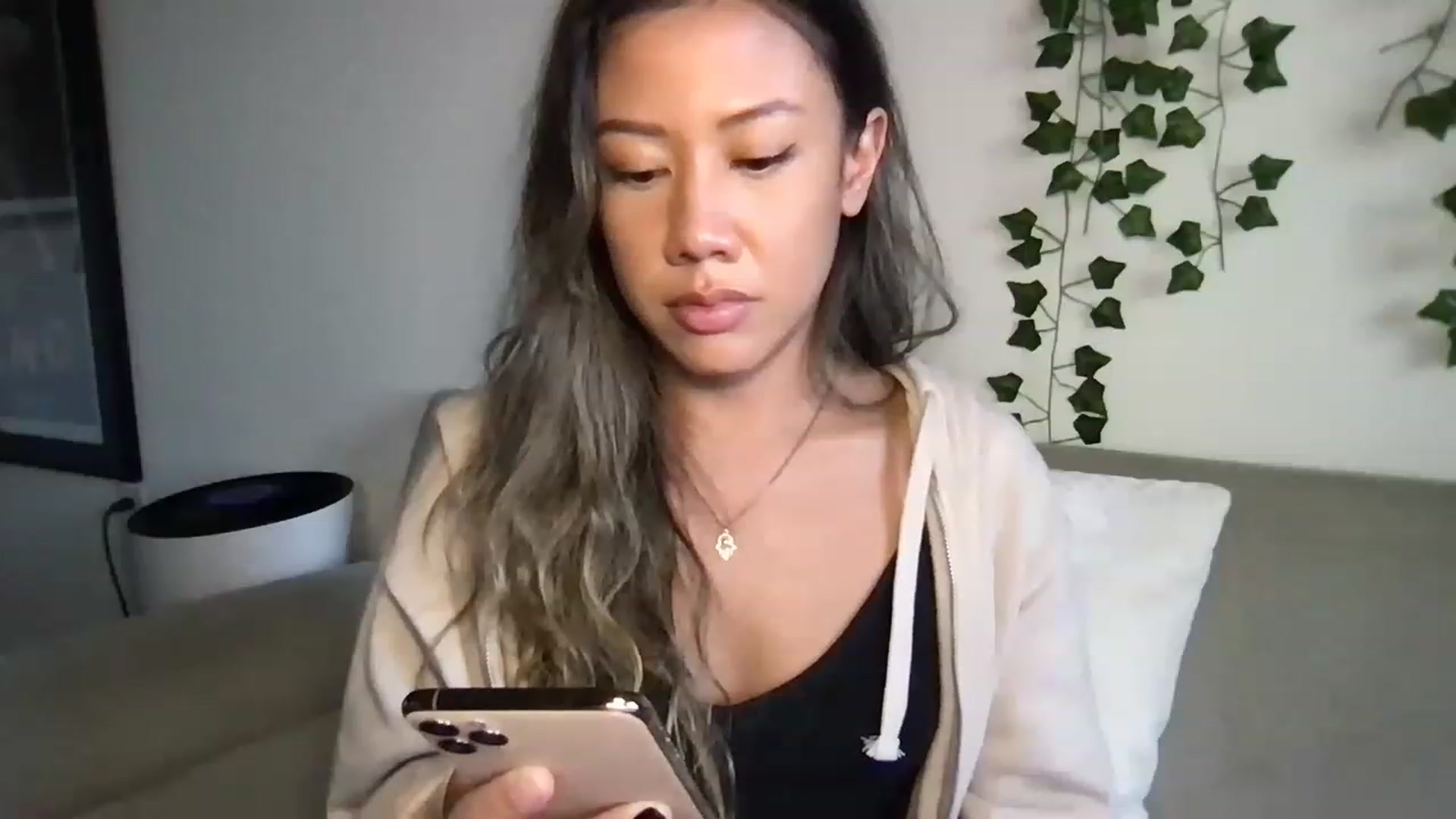 Gallery image thumbnail from RoseDewitt69's myfreecams stream on, 04/12/2023, 24:37 image 17 of 20