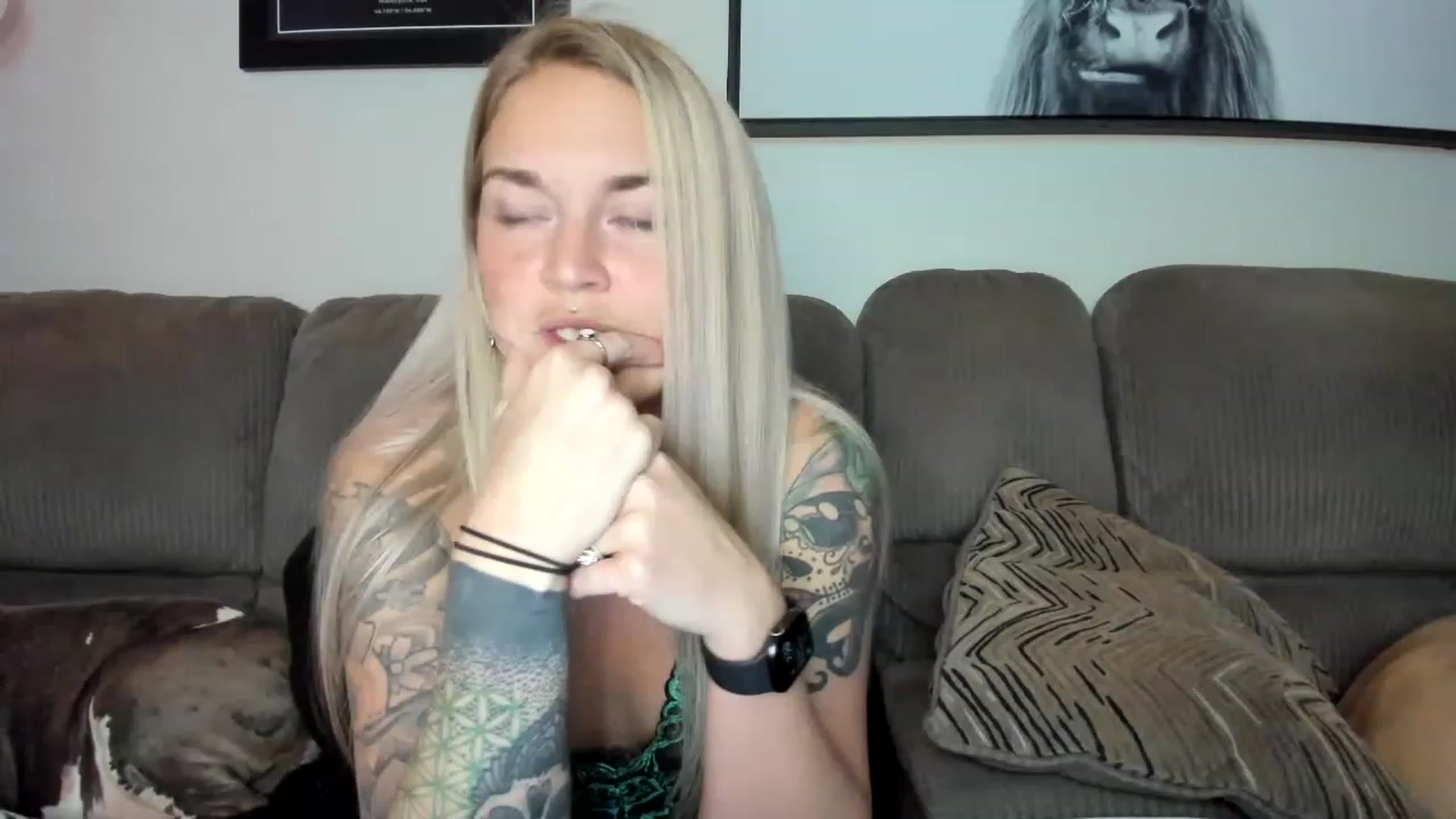 Gallery image thumbnail from Rose_Kitten's myfreecams stream on, 12/06/2022, 03:23 image 1 of 20