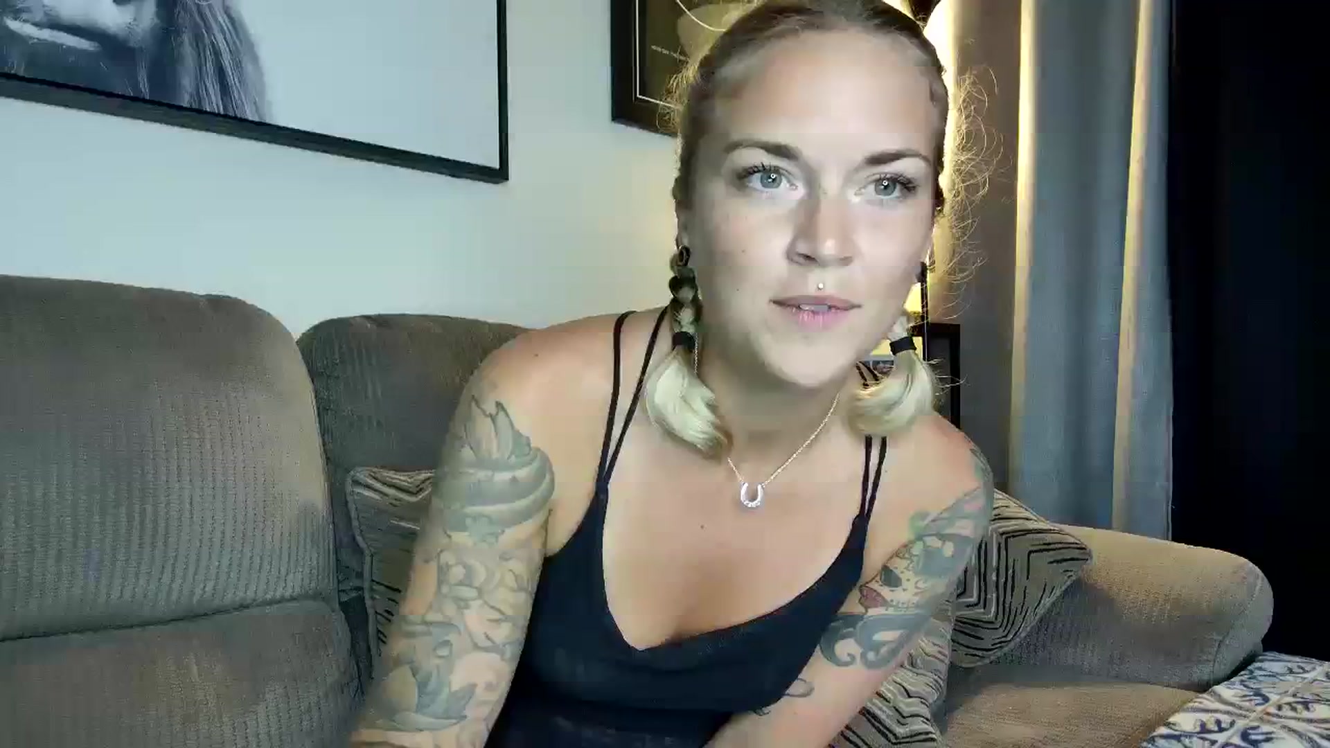 Gallery image thumbnail from Rose_Kitten's myfreecams stream on, 08/17/2023, 24:39 image 1 of 20