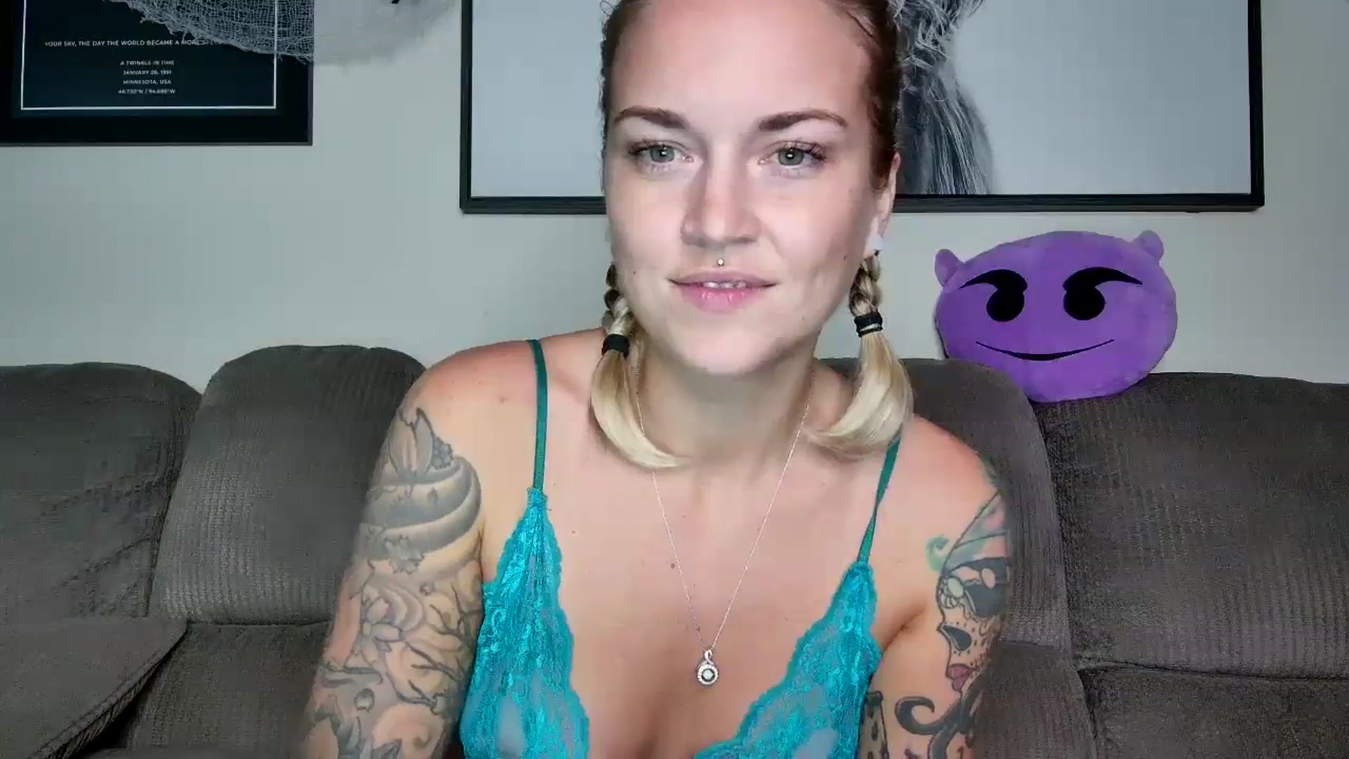 Gallery image thumbnail from Rose_Kitten's myfreecams stream on, 10/18/2023, 01:06 image 10 of 20