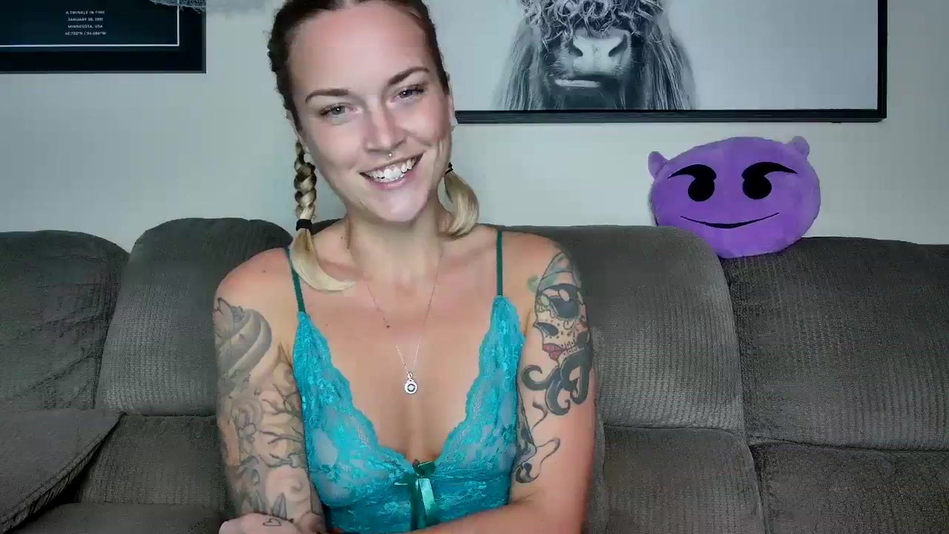 Gallery image thumbnail from Rose_Kitten's myfreecams stream on, 10/18/2023, 01:06 image 7 of 20