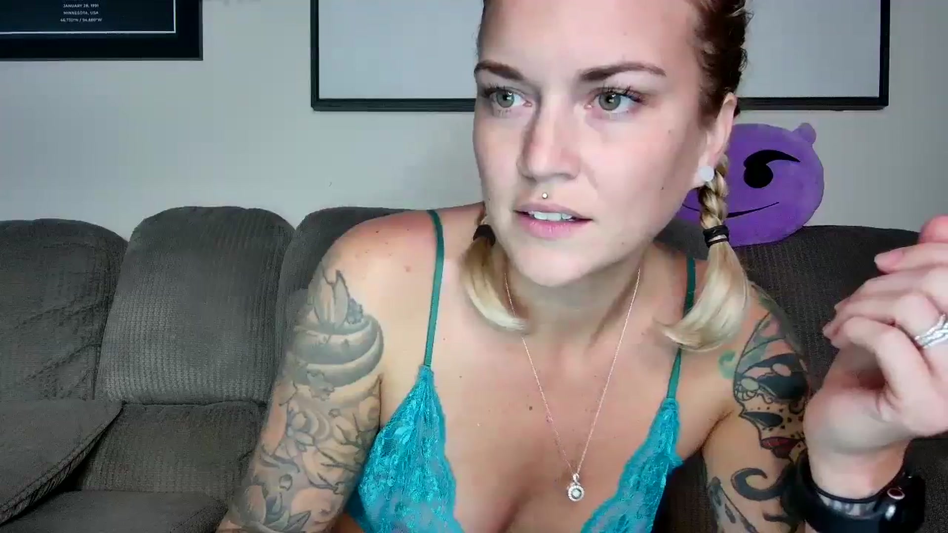 Gallery image thumbnail from Rose_Kitten's myfreecams stream on, 10/18/2023, 01:06 image 9 of 20