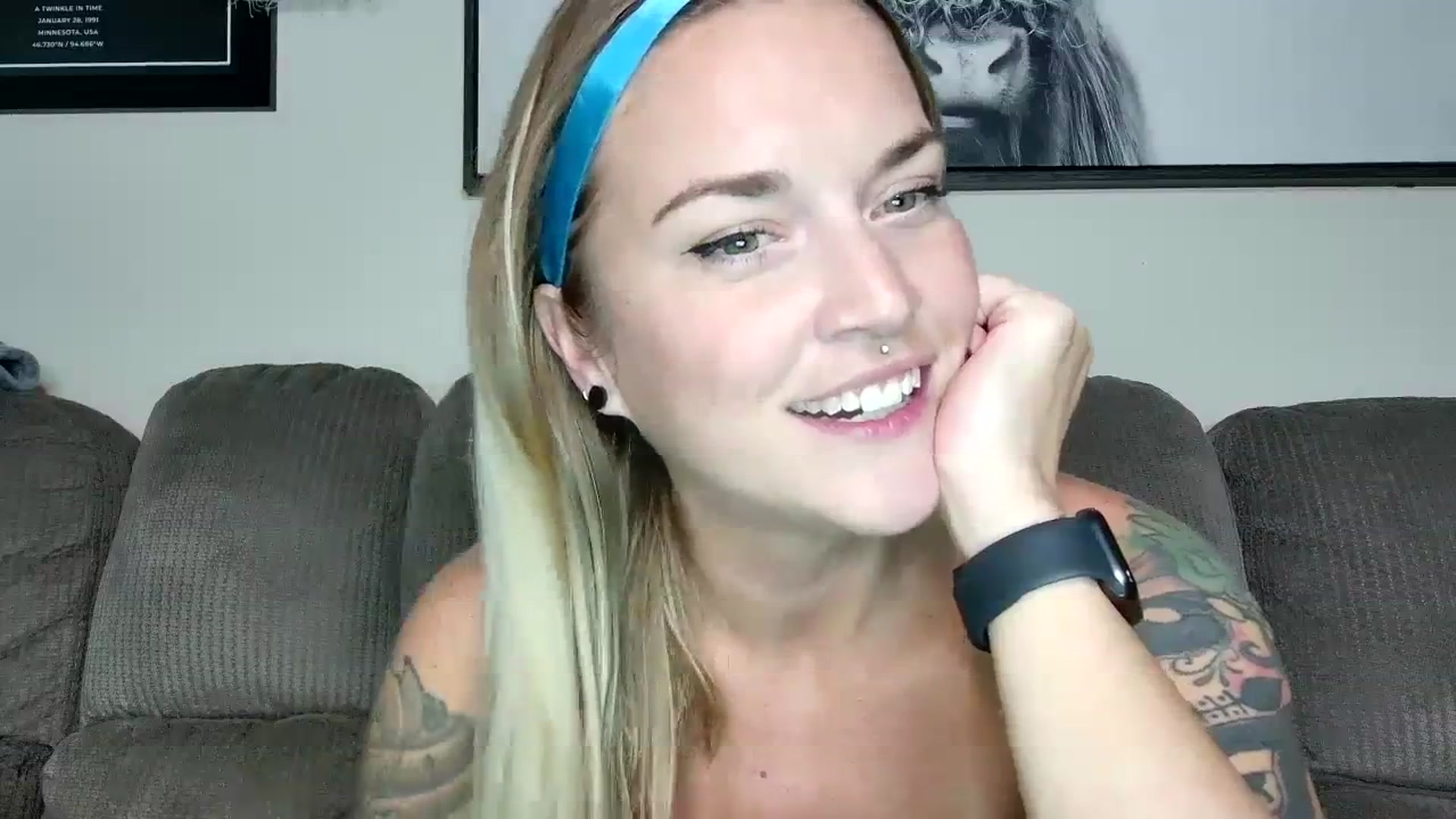 Gallery image thumbnail from Rose_Kitten's myfreecams stream on, 10/24/2023, 01:48 image 6 of 20