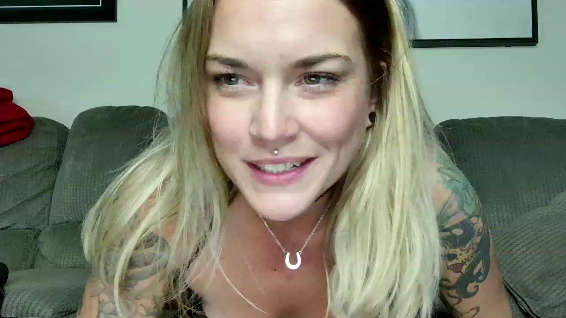 Gallery image thumbnail from Rose_Kitten's myfreecams stream on, 10/28/2023, 24:03 image 9 of 20