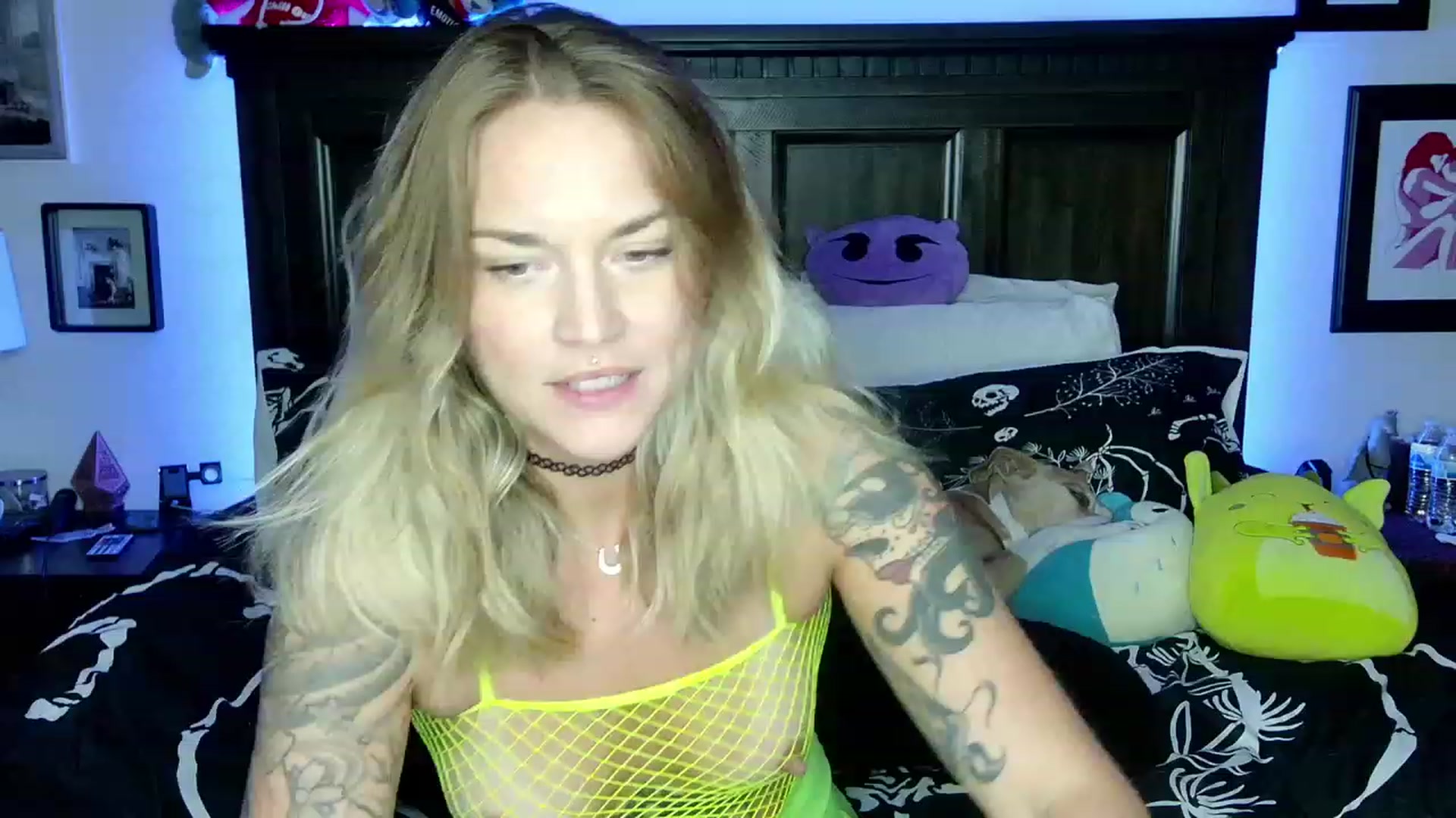 Gallery image thumbnail from Rose_Kitten's myfreecams stream on, 10/31/2023, 24:58 image 8 of 20