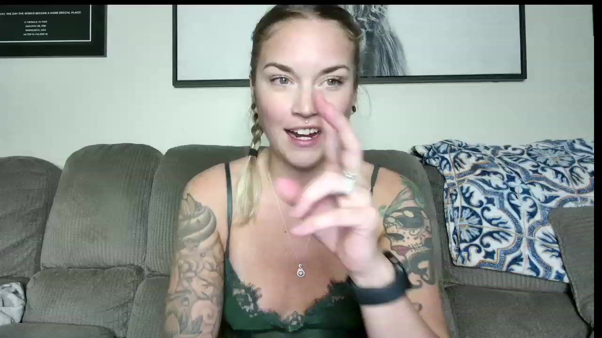 Gallery image thumbnail from Rose_Kitten's myfreecams stream on, 11/07/2023, 01:48 image 3 of 20