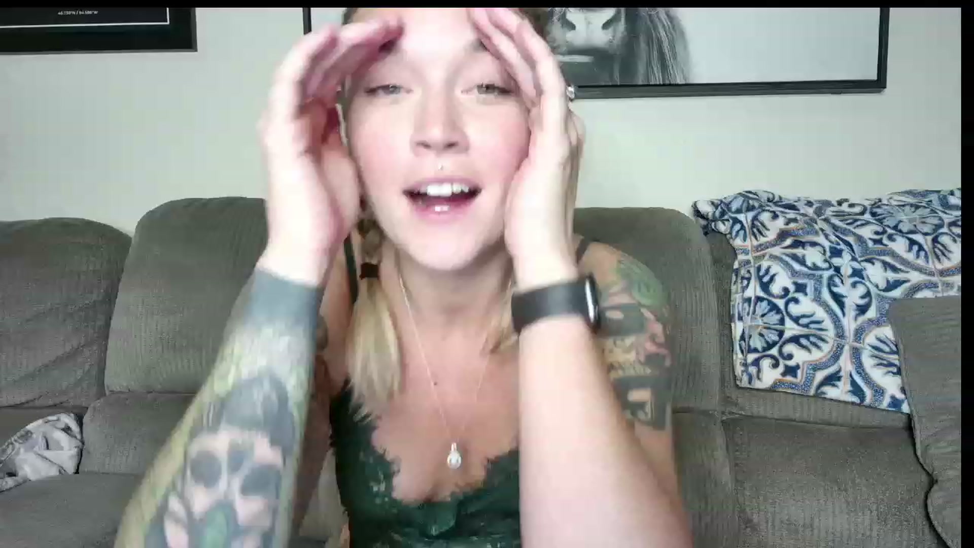 Gallery image thumbnail from Rose_Kitten's myfreecams stream on, 11/07/2023, 01:48 image 4 of 20