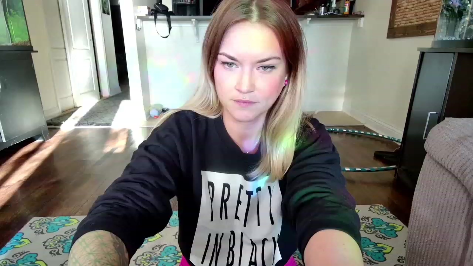 Gallery image thumbnail from Rose_Kitten's myfreecams stream on, 11/08/2023, 21:33 image 5 of 20