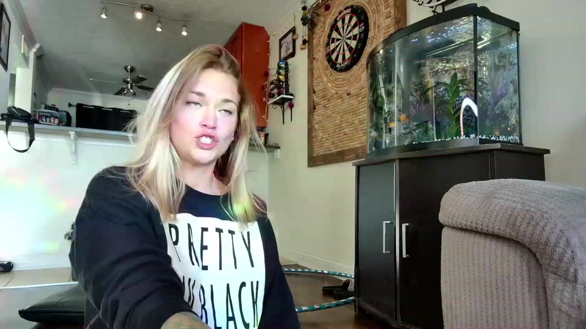 Gallery image thumbnail from Rose_Kitten's myfreecams stream on, 11/08/2023, 21:33 image 8 of 20